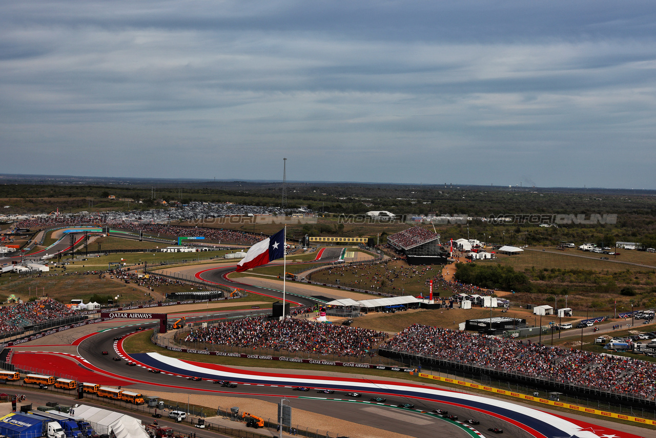 GP STATI UNITI, Max Verstappen (NLD) Red Bull Racing RB19 davanti a at the partenza of Sprint.

21.10.2023. Formula 1 World Championship, Rd 19, United States Grand Prix, Austin, Texas, USA, Sprint Day.

 - www.xpbimages.com, EMail: requests@xpbimages.com © Copyright: Coates / XPB Images