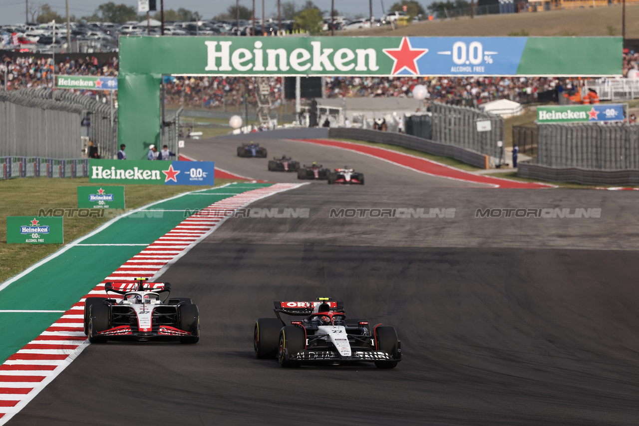 GP STATI UNITI, Yuki Tsunoda (JPN) AlphaTauri AT04 davanti a Nico Hulkenberg (GER) Haas VF-23.

21.10.2023. Formula 1 World Championship, Rd 19, United States Grand Prix, Austin, Texas, USA, Sprint Day.

- www.xpbimages.com, EMail: requests@xpbimages.com © Copyright: Moy / XPB Images