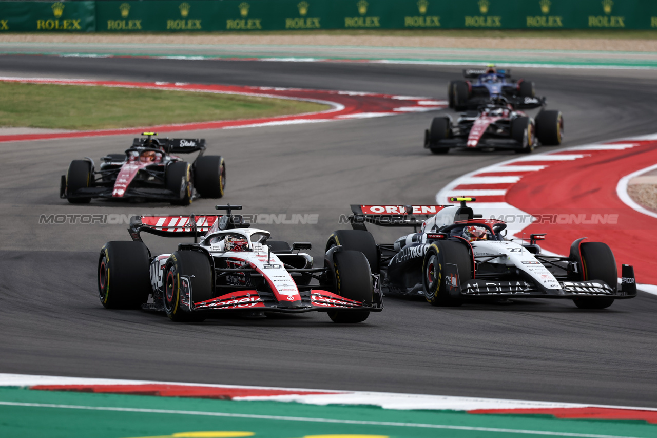 GP STATI UNITI, Kevin Magnussen (DEN) Haas VF-23 e Yuki Tsunoda (JPN) AlphaTauri AT04 battle for position.

21.10.2023. Formula 1 World Championship, Rd 19, United States Grand Prix, Austin, Texas, USA, Sprint Day.

- www.xpbimages.com, EMail: requests@xpbimages.com © Copyright: Moy / XPB Images