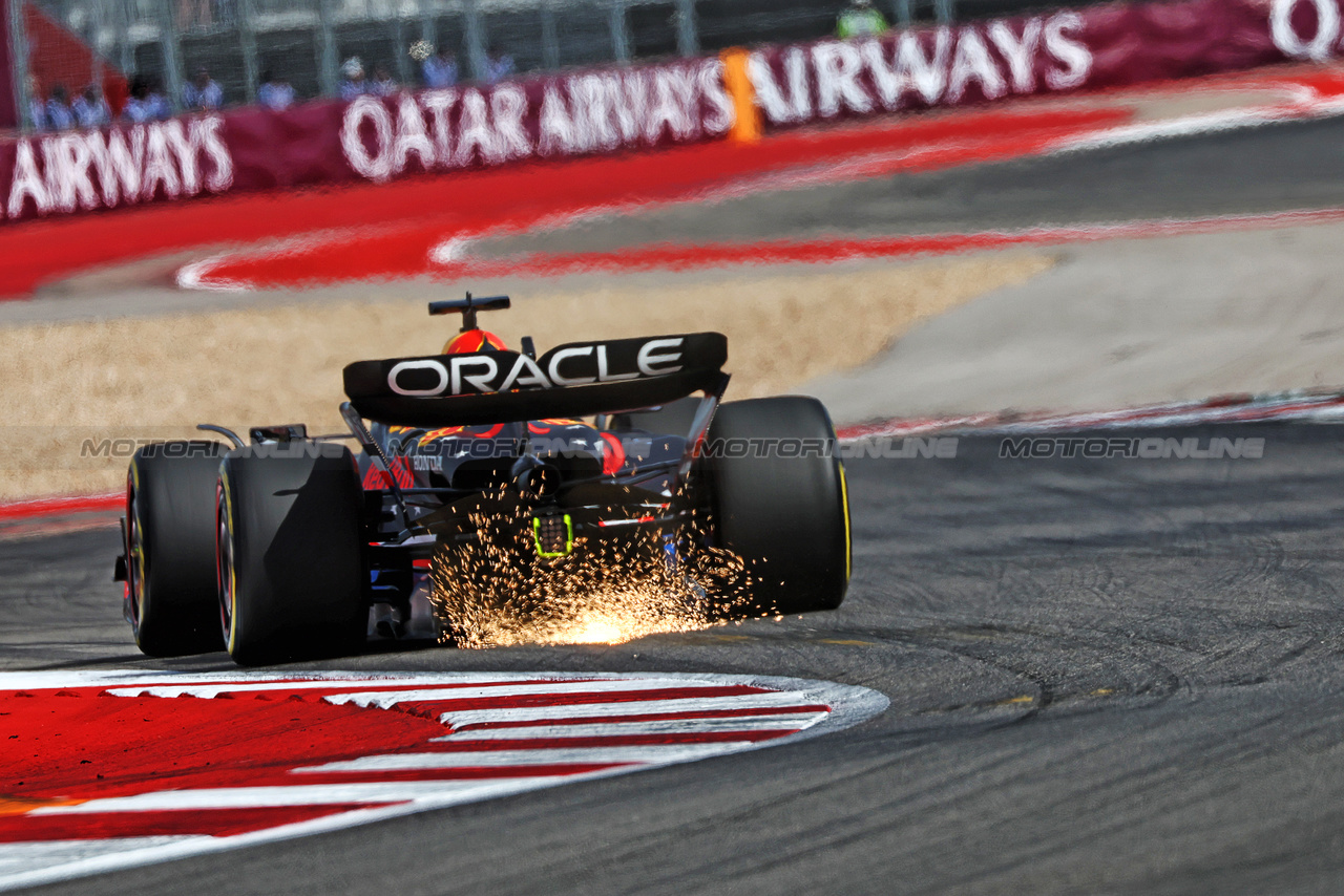 GP STATI UNITI, Max Verstappen (NLD) Red Bull Racing RB19 sends sparks flying.

21.10.2023. Formula 1 World Championship, Rd 19, United States Grand Prix, Austin, Texas, USA, Sprint Day.

 - www.xpbimages.com, EMail: requests@xpbimages.com © Copyright: Coates / XPB Images