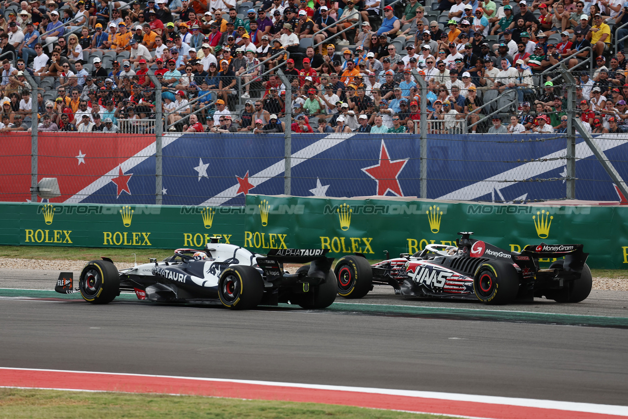 GP STATI UNITI, Kevin Magnussen (DEN) Haas VF-23 e Yuki Tsunoda (JPN) AlphaTauri AT04 battle for position.

21.10.2023. Formula 1 World Championship, Rd 19, United States Grand Prix, Austin, Texas, USA, Sprint Day.

- www.xpbimages.com, EMail: requests@xpbimages.com © Copyright: Moy / XPB Images
