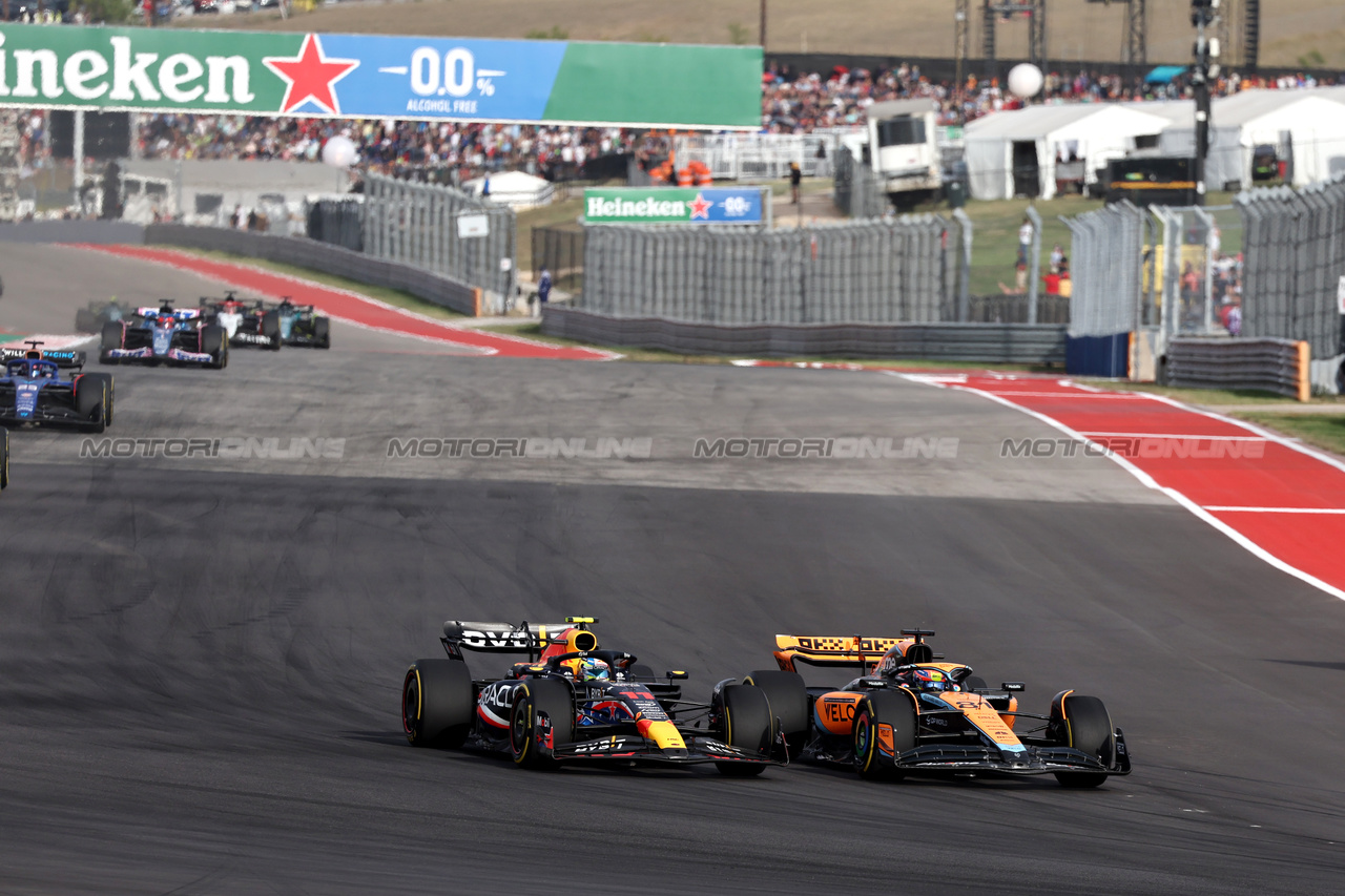 GP STATI UNITI, (L to R): Sergio Perez (MEX) Red Bull Racing RB19 e Oscar Piastri (AUS) McLaren MCL60 battle for position.

21.10.2023. Formula 1 World Championship, Rd 19, United States Grand Prix, Austin, Texas, USA, Sprint Day.

- www.xpbimages.com, EMail: requests@xpbimages.com © Copyright: Moy / XPB Images