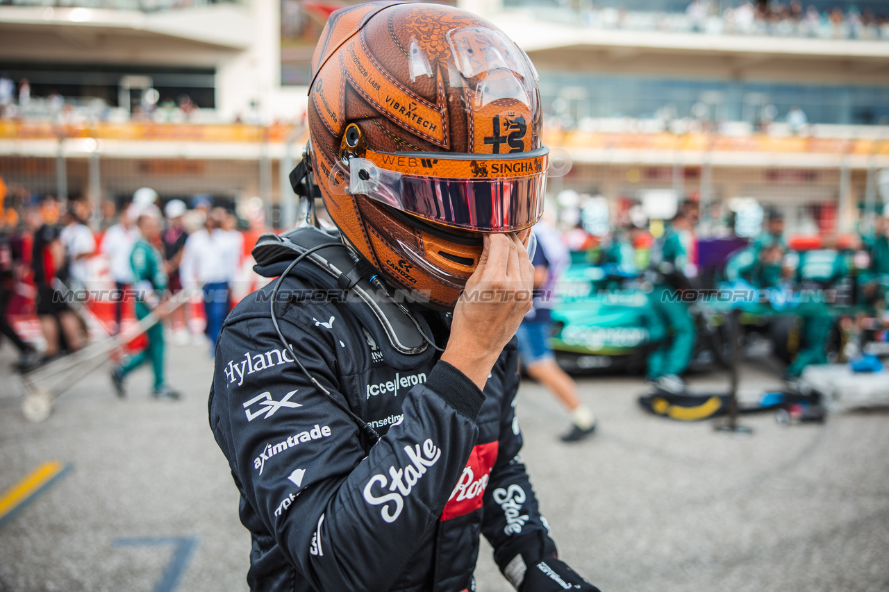GP STATI UNITI, Zhou Guanyu (CHN) Alfa Romeo F1 Team on the grid.

21.10.2023. Formula 1 World Championship, Rd 19, United States Grand Prix, Austin, Texas, USA, Sprint Day.

- www.xpbimages.com, EMail: requests@xpbimages.com © Copyright: Bearne / XPB Images