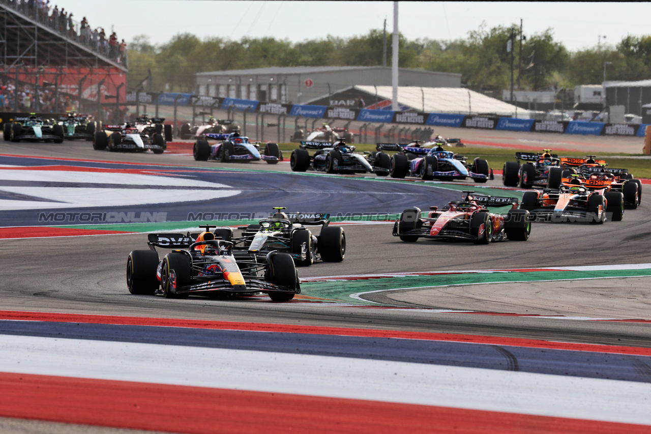 GP STATI UNITI, Max Verstappen (NLD) Red Bull Racing RB19 davanti a at the partenza of Sprint.

21.10.2023. Formula 1 World Championship, Rd 19, United States Grand Prix, Austin, Texas, USA, Sprint Day.

 - www.xpbimages.com, EMail: requests@xpbimages.com © Copyright: Rew / XPB Images