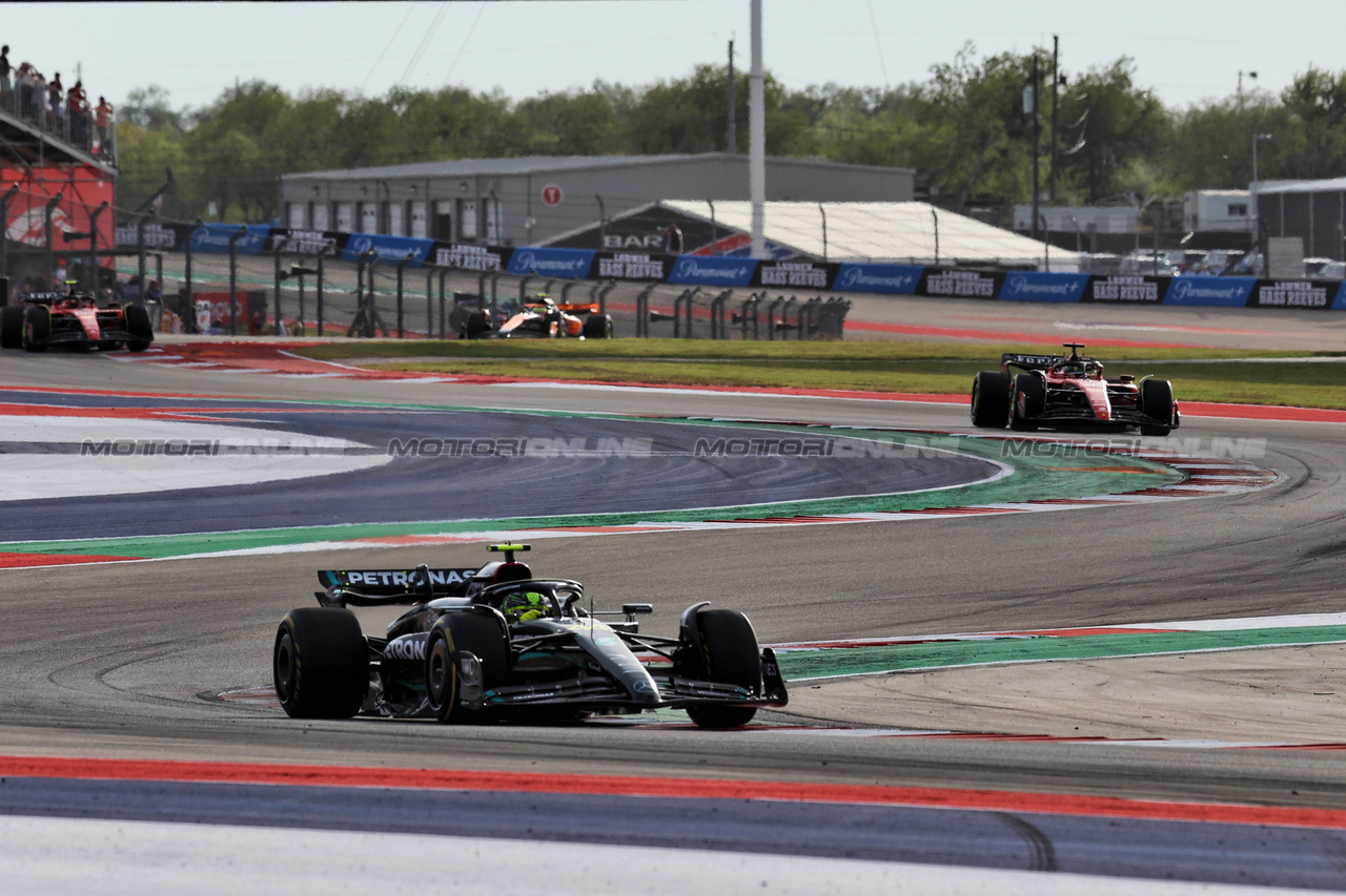 GP STATI UNITI, Lewis Hamilton (GBR) Mercedes AMG F1 W14.



21.10.2023. Formula 1 World Championship, Rd 19, United States Grand Prix, Austin, Texas, USA, Sprint Day.

 - www.xpbimages.com, EMail: requests@xpbimages.com © Copyright: Rew / XPB Images