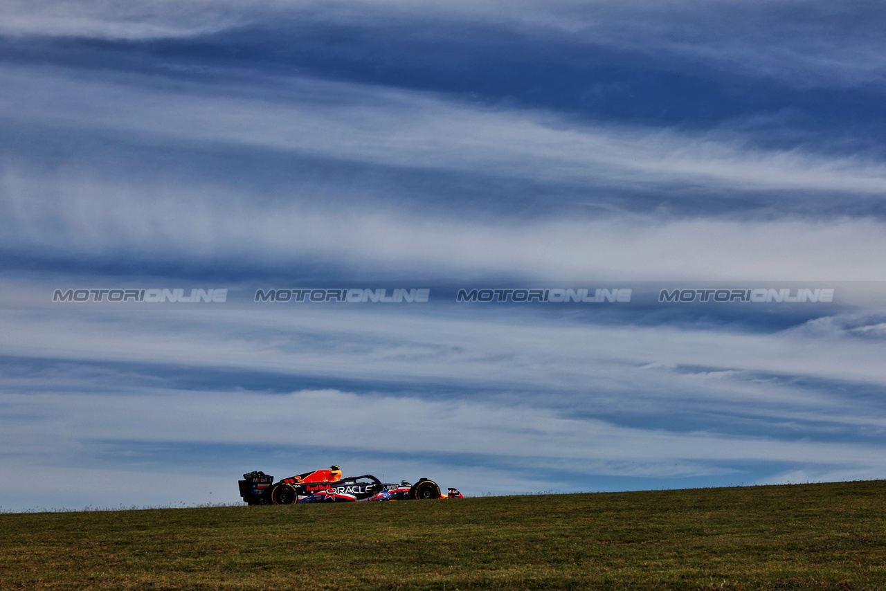 GP STATI UNITI, Sergio Perez (MEX) Red Bull Racing RB19.

21.10.2023. Formula 1 World Championship, Rd 19, United States Grand Prix, Austin, Texas, USA, Sprint Day.

 - www.xpbimages.com, EMail: requests@xpbimages.com © Copyright: Coates / XPB Images