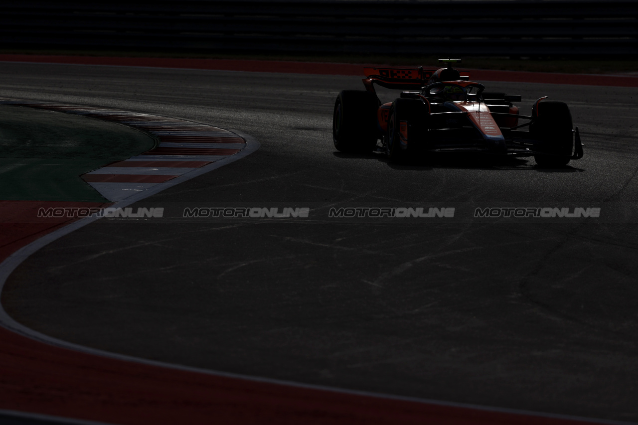 GP STATI UNITI, Lando Norris (GBR) McLaren MCL60.

21.10.2023. Formula 1 World Championship, Rd 19, United States Grand Prix, Austin, Texas, USA, Sprint Day.

 - www.xpbimages.com, EMail: requests@xpbimages.com © Copyright: Rew / XPB Images
