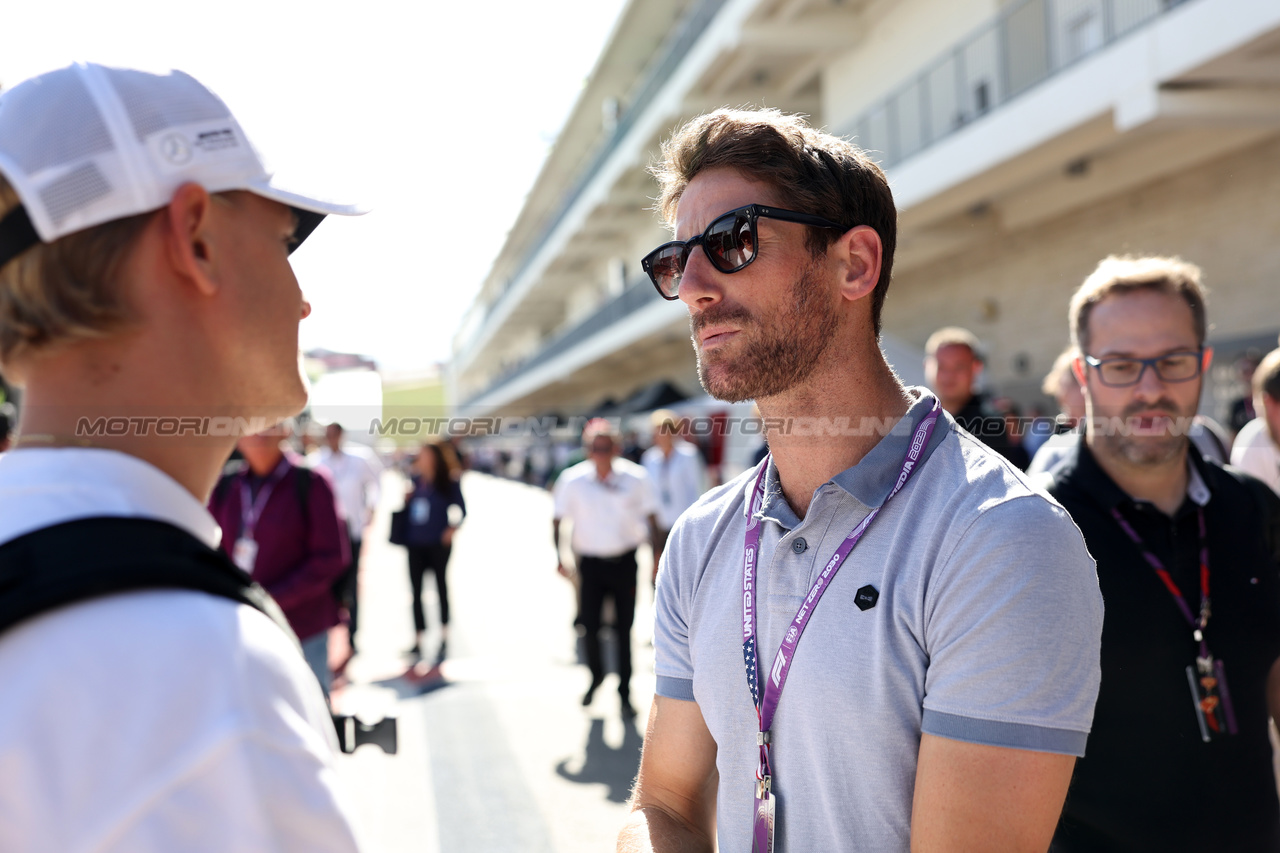 GP STATI UNITI, Romain Grosjean (FRA) with Mick Schumacher (GER) Mercedes AMG F1 Reserve Driver.

21.10.2023. Formula 1 World Championship, Rd 19, United States Grand Prix, Austin, Texas, USA, Sprint Day.

 - www.xpbimages.com, EMail: requests@xpbimages.com © Copyright: Rew / XPB Images