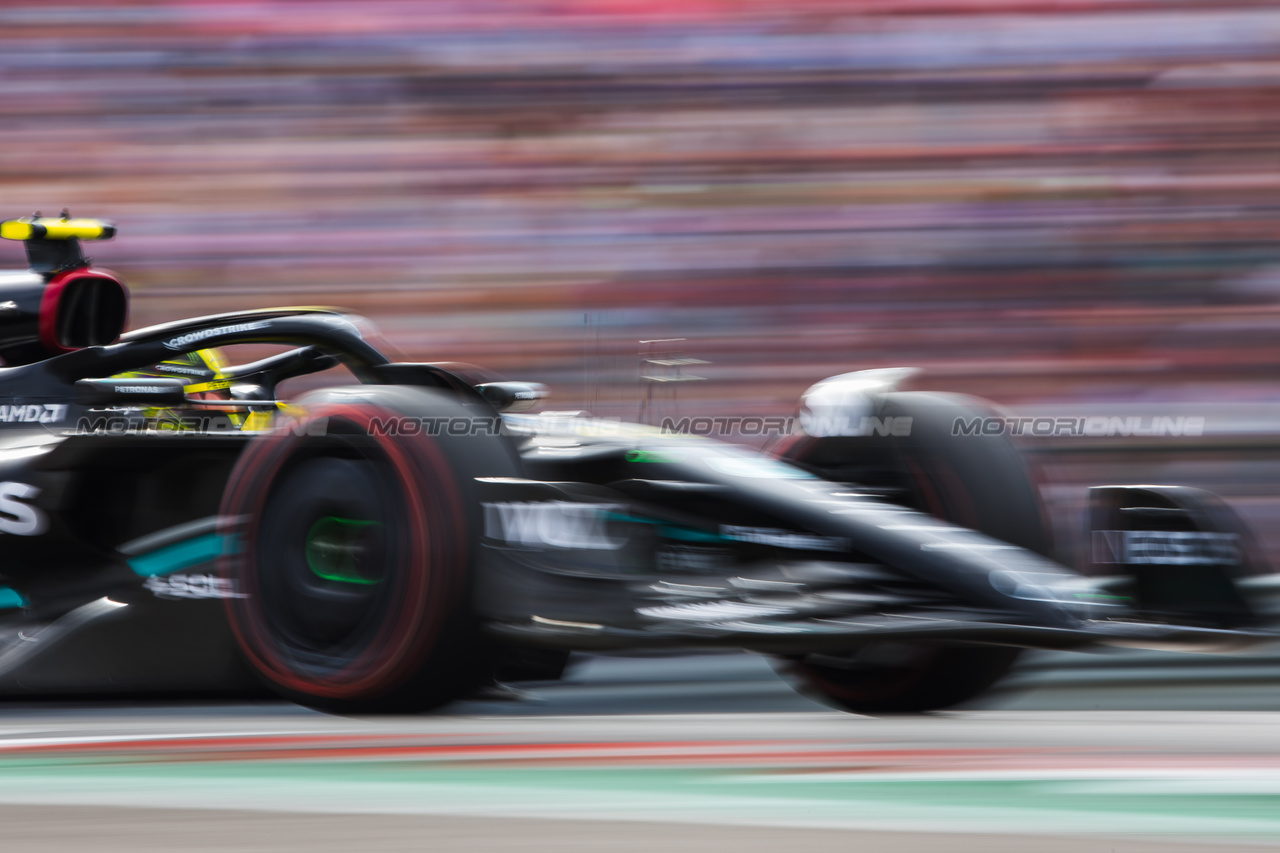 GP STATI UNITI, Lewis Hamilton (GBR) Mercedes AMG F1 W14.

21.10.2023. Formula 1 World Championship, Rd 19, United States Grand Prix, Austin, Texas, USA, Sprint Day.

- www.xpbimages.com, EMail: requests@xpbimages.com © Copyright: Bearne / XPB Images