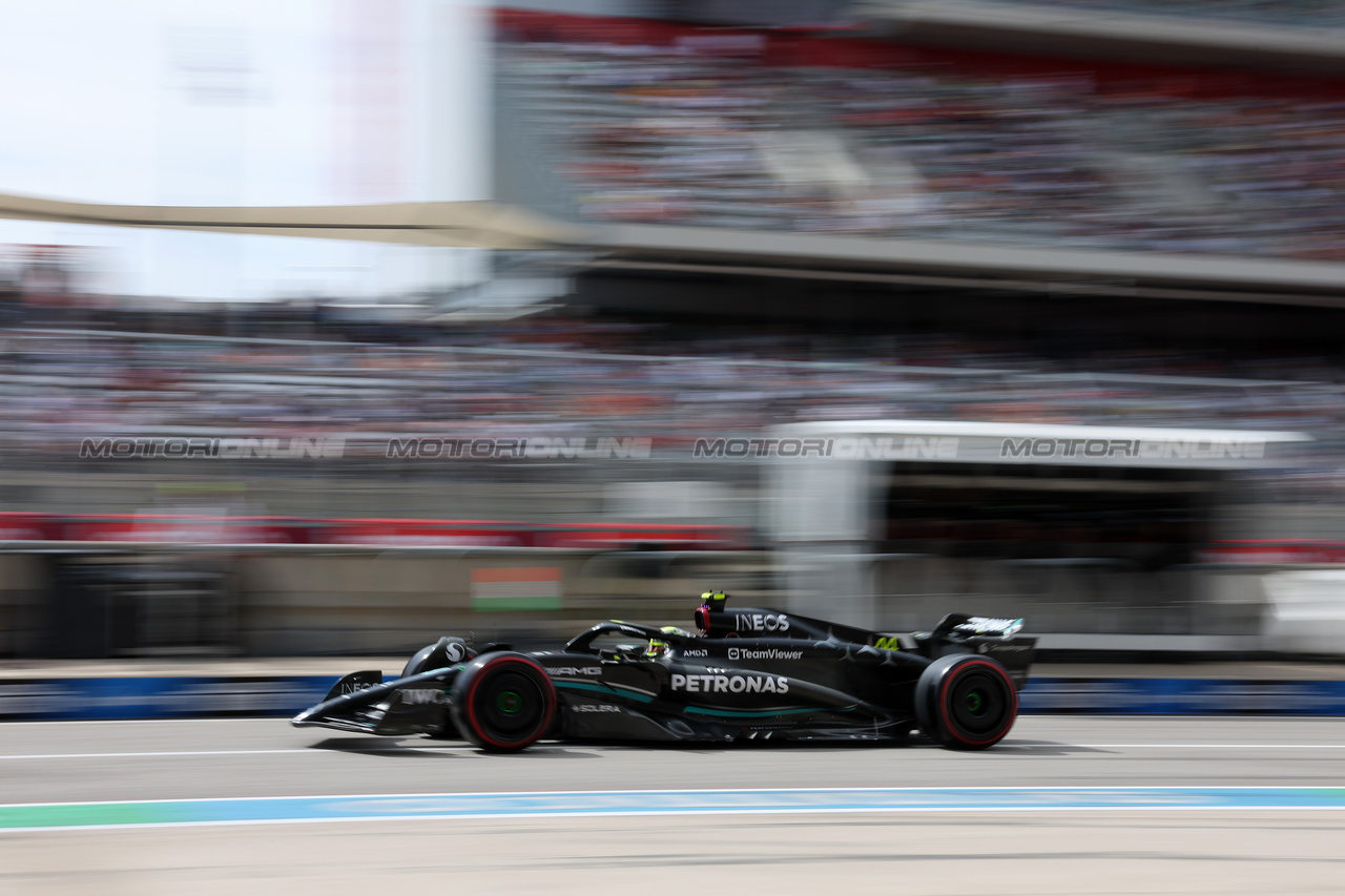 GP STATI UNITI, Lewis Hamilton (GBR) Mercedes AMG F1 W14.

21.10.2023. Formula 1 World Championship, Rd 19, United States Grand Prix, Austin, Texas, USA, Sprint Day.

 - www.xpbimages.com, EMail: requests@xpbimages.com © Copyright: Rew / XPB Images
