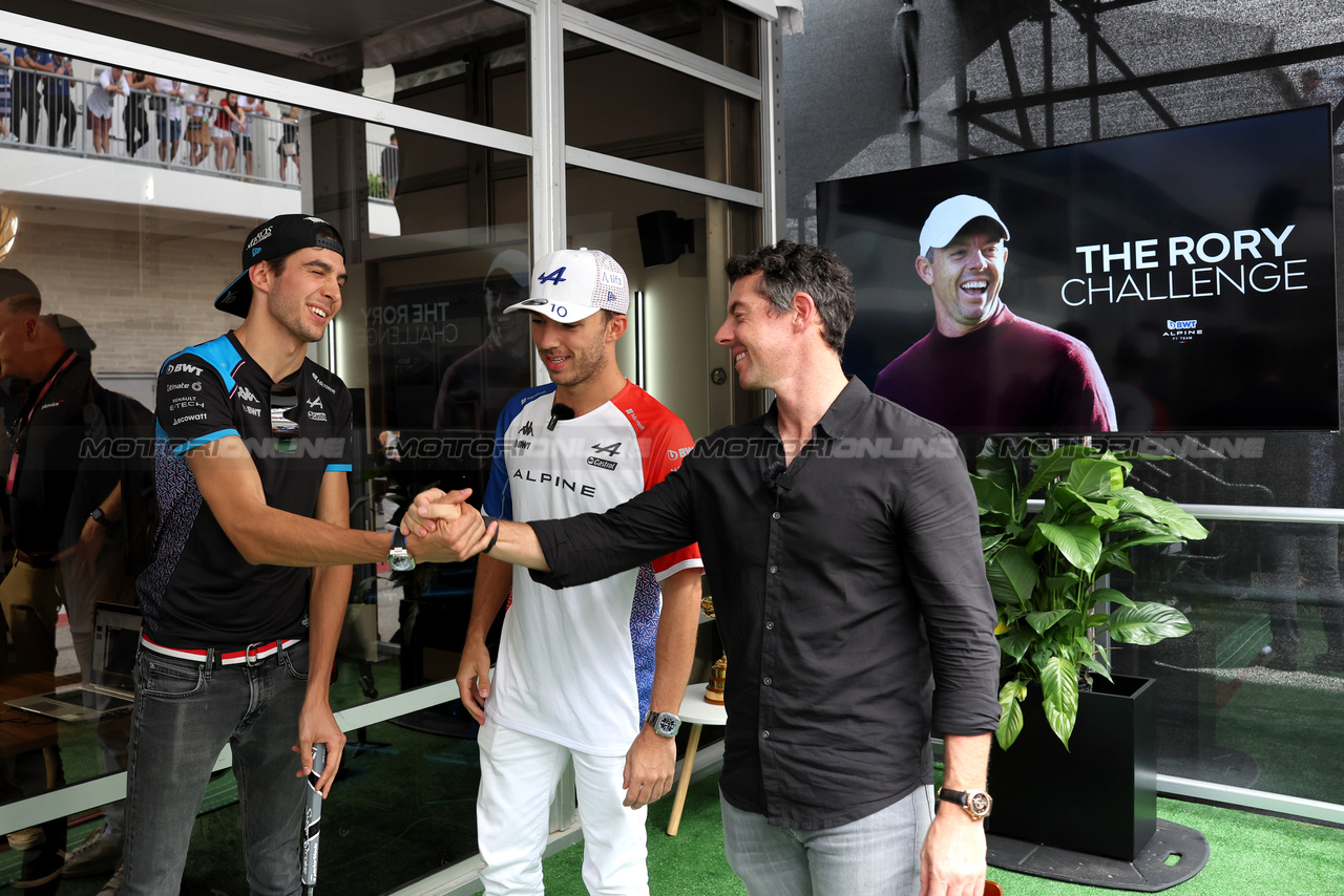 GP STATI UNITI, (L to R): Esteban Ocon (FRA) Alpine F1 Team with Pierre Gasly (FRA) Alpine F1 Team e Rory McIlroy (GBR) Professional Golfer e Otro Capital Alpine F1 Team Investor.

21.10.2023. Formula 1 World Championship, Rd 19, United States Grand Prix, Austin, Texas, USA, Sprint Day.

- www.xpbimages.com, EMail: requests@xpbimages.com © Copyright: Bearne / XPB Images
