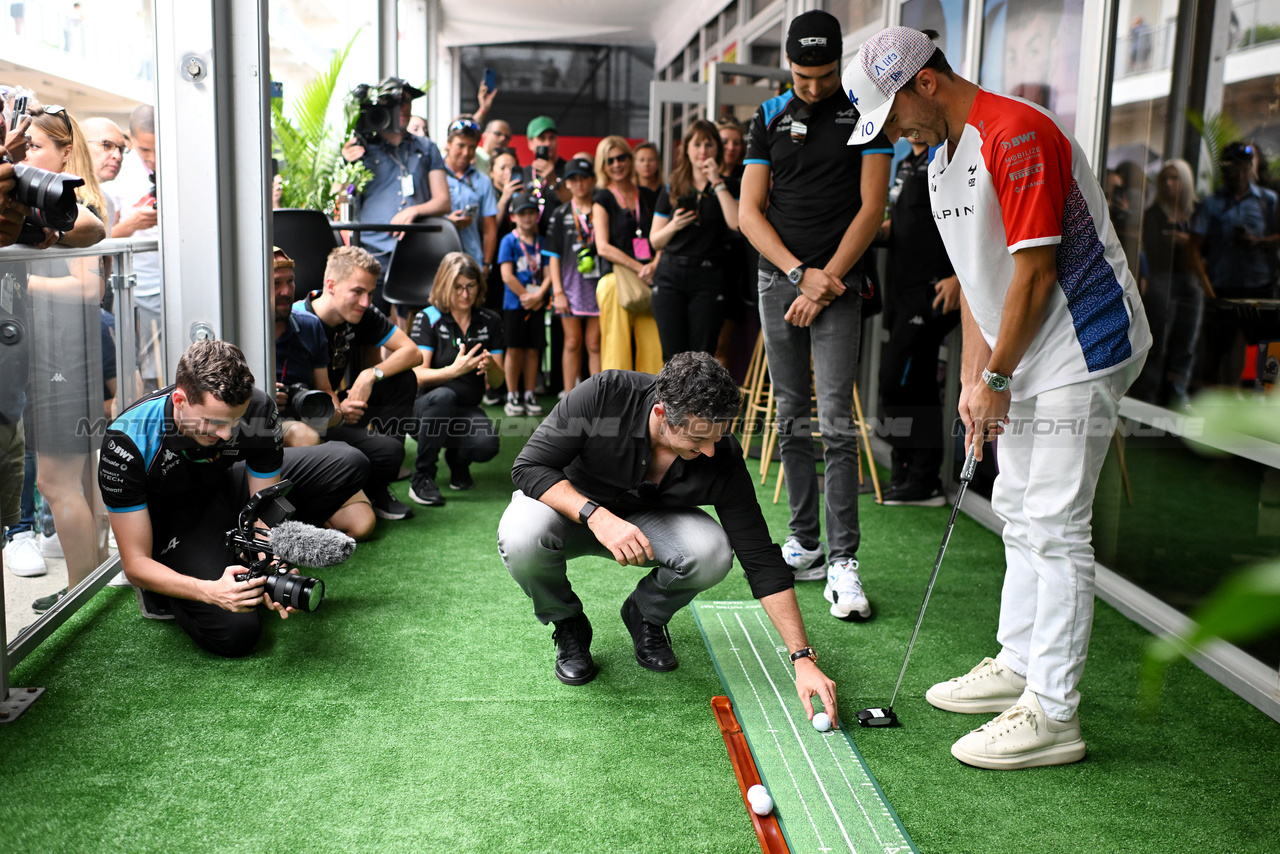 GP STATI UNITI, Pierre Gasly (FRA) Alpine F1 Team plays golf with Rory McIlroy (GBR) Professional Golfer e Otro Capital Alpine F1 Team Investor e Esteban Ocon (FRA) Alpine F1 Team.

21.10.2023. Formula 1 World Championship, Rd 19, United States Grand Prix, Austin, Texas, USA, Sprint Day.

- www.xpbimages.com, EMail: requests@xpbimages.com © Copyright: Price / XPB Images