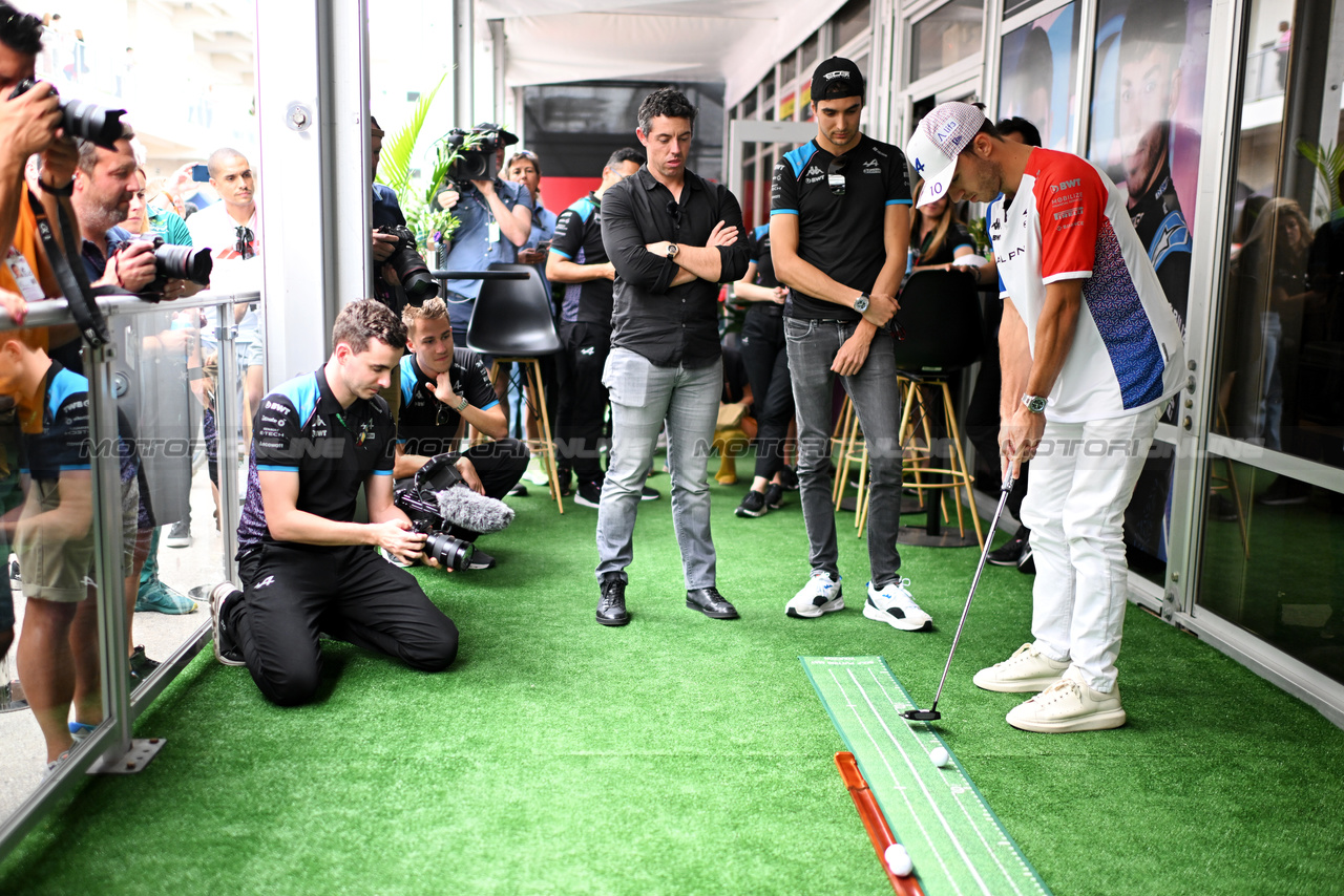 GP STATI UNITI, Pierre Gasly (FRA) Alpine F1 Team plays golf with Rory McIlroy (GBR) Professional Golfer e Otro Capital Alpine F1 Team Investor e Esteban Ocon (FRA) Alpine F1 Team.

21.10.2023. Formula 1 World Championship, Rd 19, United States Grand Prix, Austin, Texas, USA, Sprint Day.

- www.xpbimages.com, EMail: requests@xpbimages.com © Copyright: Price / XPB Images