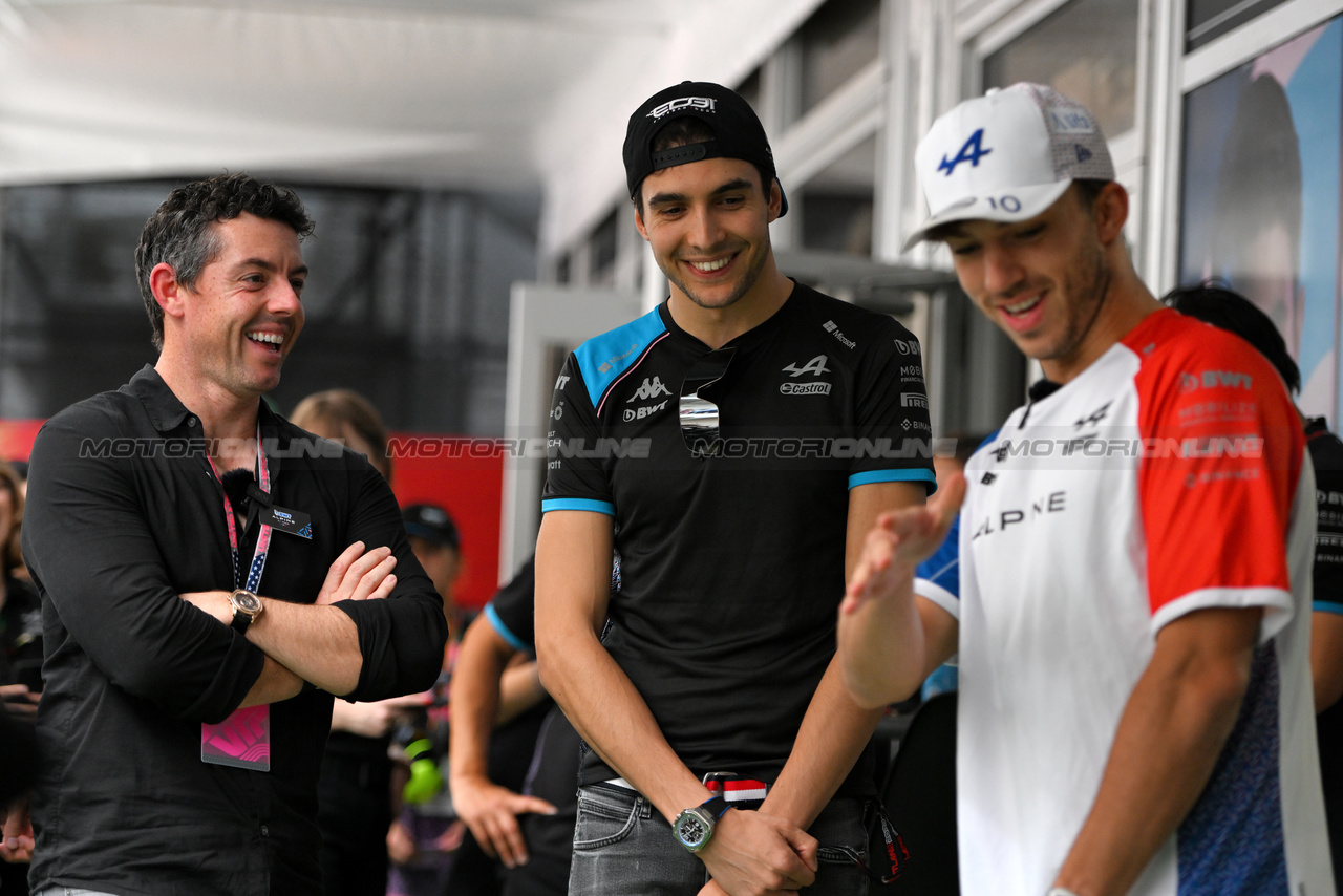 GP STATI UNITI, Esteban Ocon (FRA) Alpine F1 Team with Rory McIlroy (GBR) Professional Golfer e Otro Capital Alpine F1 Team Investor e Pierre Gasly (FRA) Alpine F1 Team.

21.10.2023. Formula 1 World Championship, Rd 19, United States Grand Prix, Austin, Texas, USA, Sprint Day.

- www.xpbimages.com, EMail: requests@xpbimages.com © Copyright: Price / XPB Images