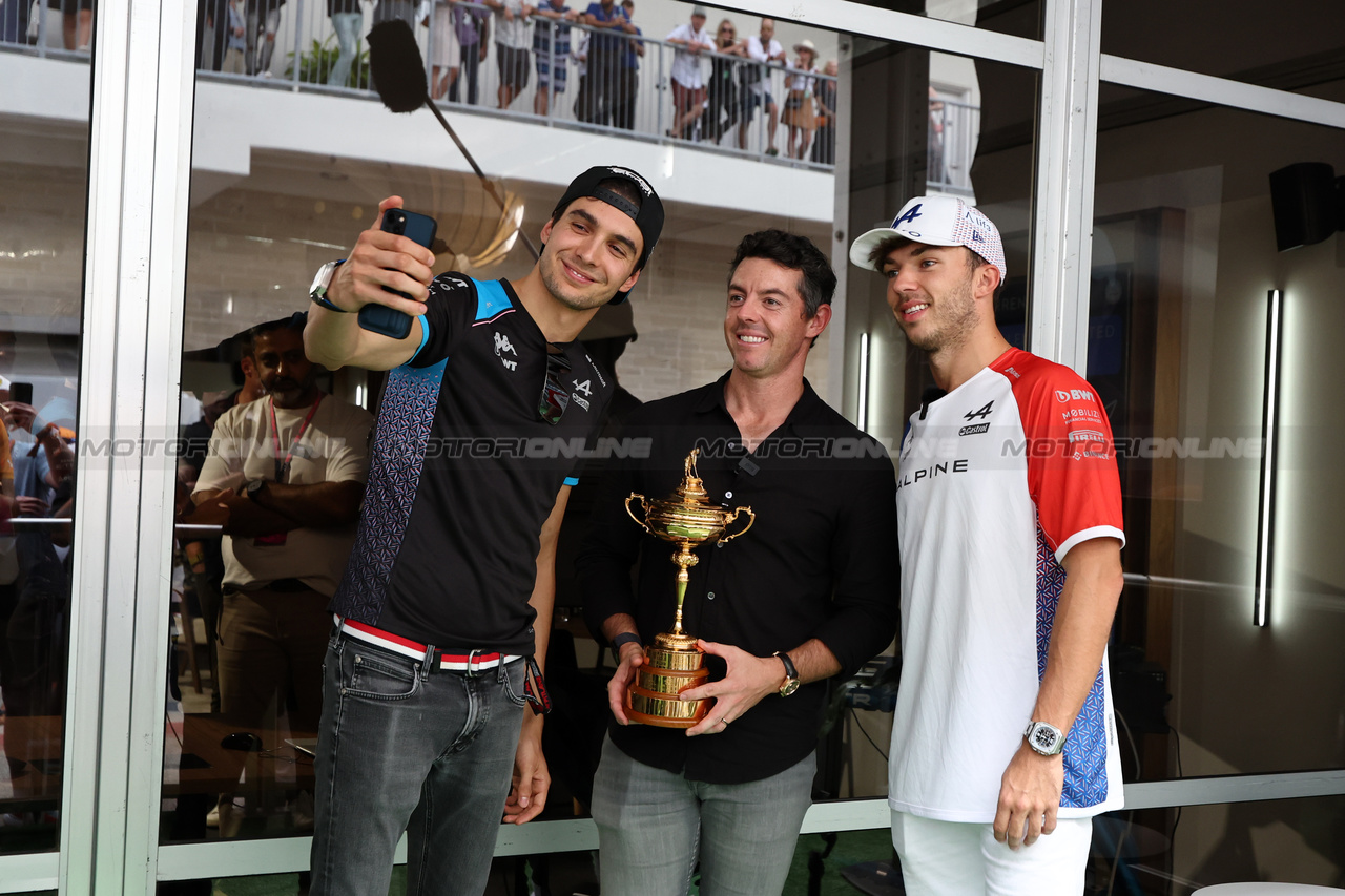 GP STATI UNITI, (L to R): Esteban Ocon (FRA) Alpine F1 Team with Rory McIlroy (GBR) Professional Golfer e Otro Capital Alpine F1 Team Investor e Pierre Gasly (FRA) Alpine F1 Team.

21.10.2023. Formula 1 World Championship, Rd 19, United States Grand Prix, Austin, Texas, USA, Sprint Day.

- www.xpbimages.com, EMail: requests@xpbimages.com © Copyright: Moy / XPB Images