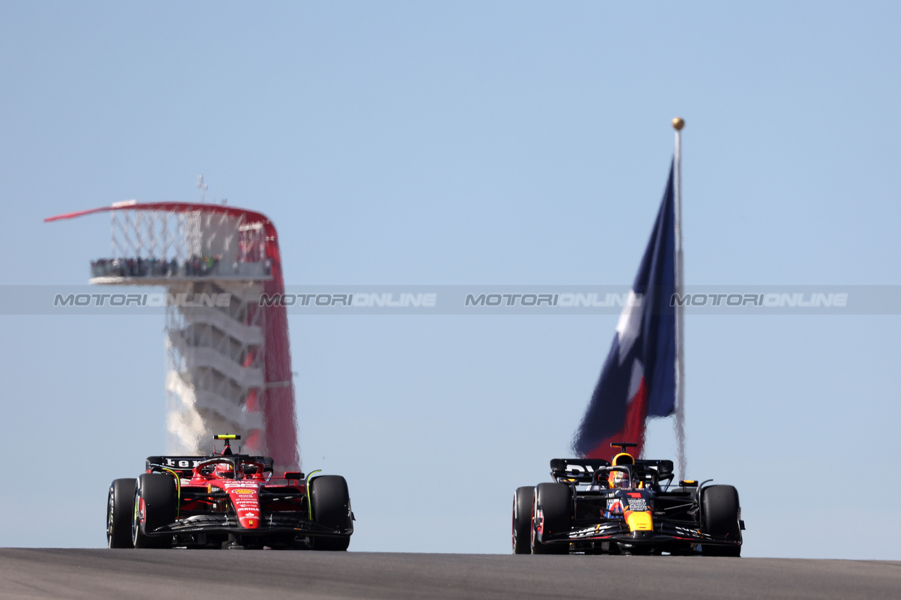 GP STATI UNITI, (L to R): Carlos Sainz Jr (ESP) Ferrari SF-23 e Max Verstappen (NLD) Red Bull Racing RB19.

20.10.2023. Formula 1 World Championship, Rd 19, United States Grand Prix, Austin, Texas, USA, Qualifiche Day

- www.xpbimages.com, EMail: requests@xpbimages.com © Copyright: Bearne / XPB Images