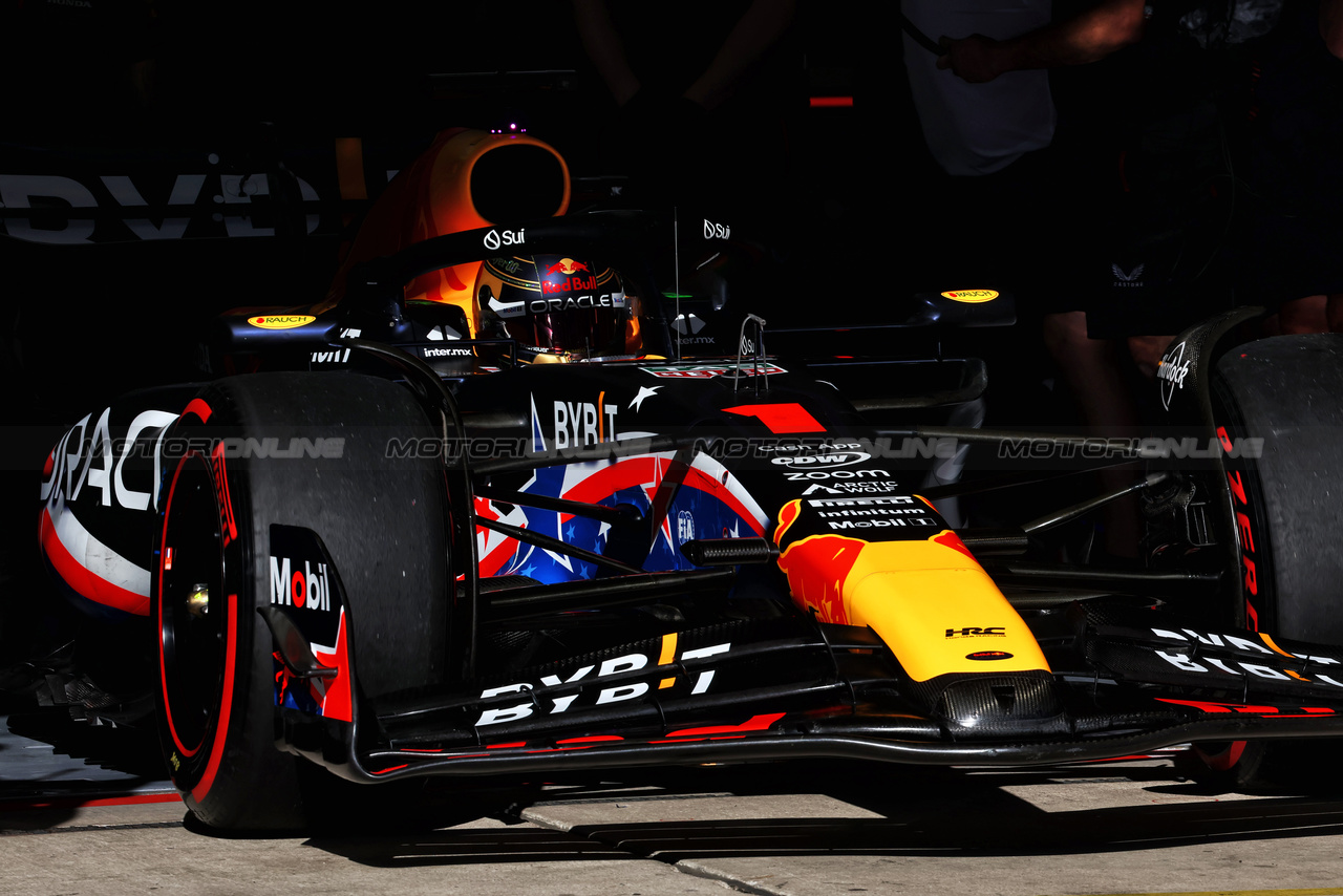 GP STATI UNITI, Max Verstappen (NLD) Red Bull Racing RB19 leaves the pits.

20.10.2023. Formula 1 World Championship, Rd 19, United States Grand Prix, Austin, Texas, USA, Qualifiche Day

- www.xpbimages.com, EMail: requests@xpbimages.com © Copyright: Batchelor / XPB Images
