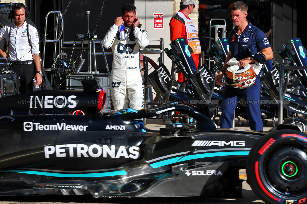 GP STATI UNITI, Daniel Ricciardo (AUS) AlphaTauri watches George Russell (GBR) Mercedes AMG F1 W14 leave the pits.

20.10.2023. Formula 1 World Championship, Rd 19, United States Grand Prix, Austin, Texas, USA, Qualifiche Day

- www.xpbimages.com, EMail: requests@xpbimages.com © Copyright: Batchelor / XPB Images