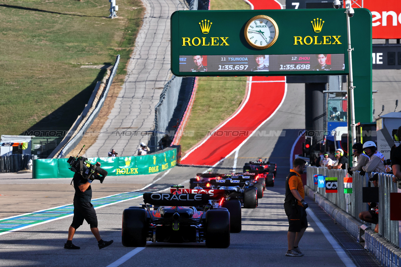 GP STATI UNITI, Sergio Perez (MEX) Red Bull Racing RB19 leaves the pits.

20.10.2023. Formula 1 World Championship, Rd 19, United States Grand Prix, Austin, Texas, USA, Qualifiche Day

- www.xpbimages.com, EMail: requests@xpbimages.com © Copyright: Batchelor / XPB Images