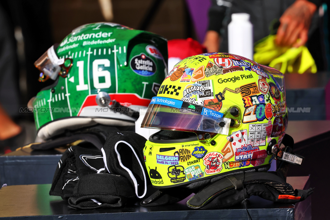 GP STATI UNITI, The helmets of Lando Norris (GBR) McLaren e Charles Leclerc (MON) Ferrari in qualifying parc ferme.

20.10.2023. Formula 1 World Championship, Rd 19, United States Grand Prix, Austin, Texas, USA, Qualifiche Day

- www.xpbimages.com, EMail: requests@xpbimages.com © Copyright: Batchelor / XPB Images
