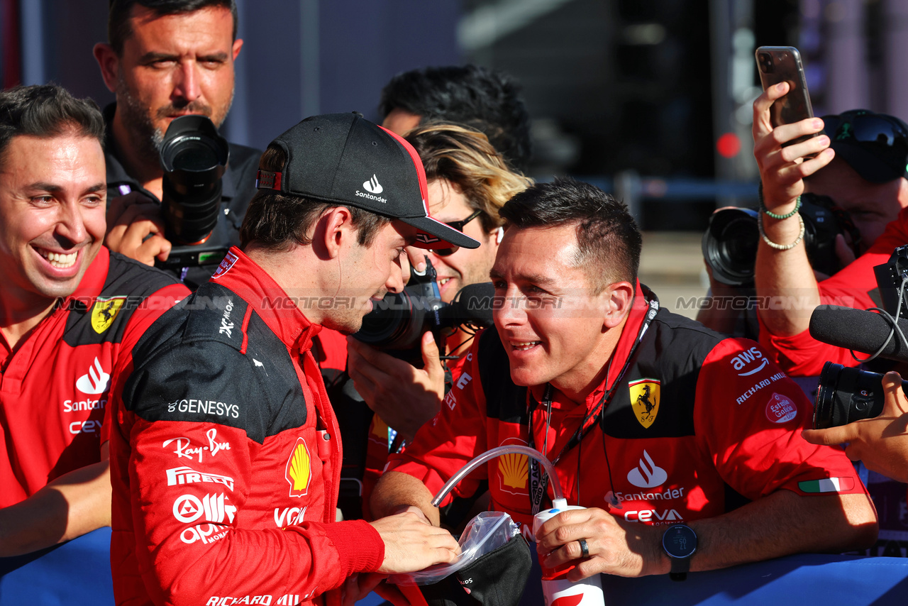 GP STATI UNITI, Pole sitter Charles Leclerc (MON) Ferrari with the team in qualifying parc ferme.

20.10.2023. Formula 1 World Championship, Rd 19, United States Grand Prix, Austin, Texas, USA, Qualifiche Day

- www.xpbimages.com, EMail: requests@xpbimages.com © Copyright: Batchelor / XPB Images