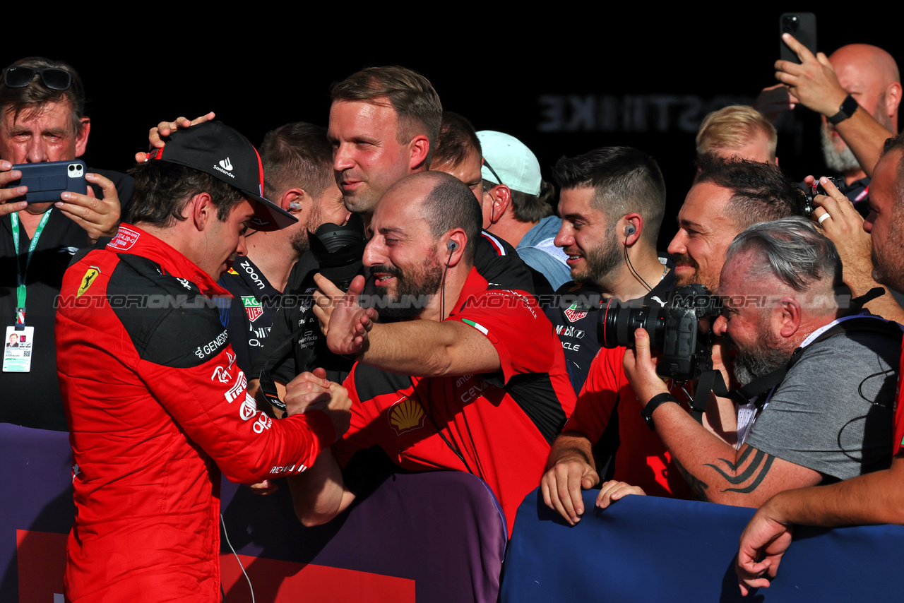 GP STATI UNITI, Charles Leclerc (MON) Ferrari celebrates his pole position in qualifying parc ferme with the team.

20.10.2023. Formula 1 World Championship, Rd 19, United States Grand Prix, Austin, Texas, USA, Qualifiche Day

- www.xpbimages.com, EMail: requests@xpbimages.com © Copyright: Moy / XPB Images