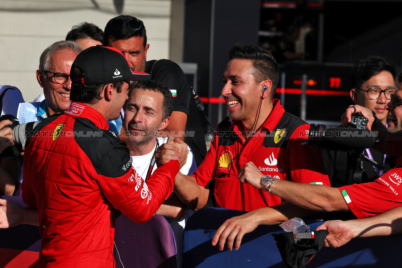 GP STATI UNITI, Charles Leclerc (MON) Ferrari celebrates his pole position in qualifying parc ferme with the team.

20.10.2023. Formula 1 World Championship, Rd 19, United States Grand Prix, Austin, Texas, USA, Qualifiche Day

- www.xpbimages.com, EMail: requests@xpbimages.com © Copyright: Moy / XPB Images