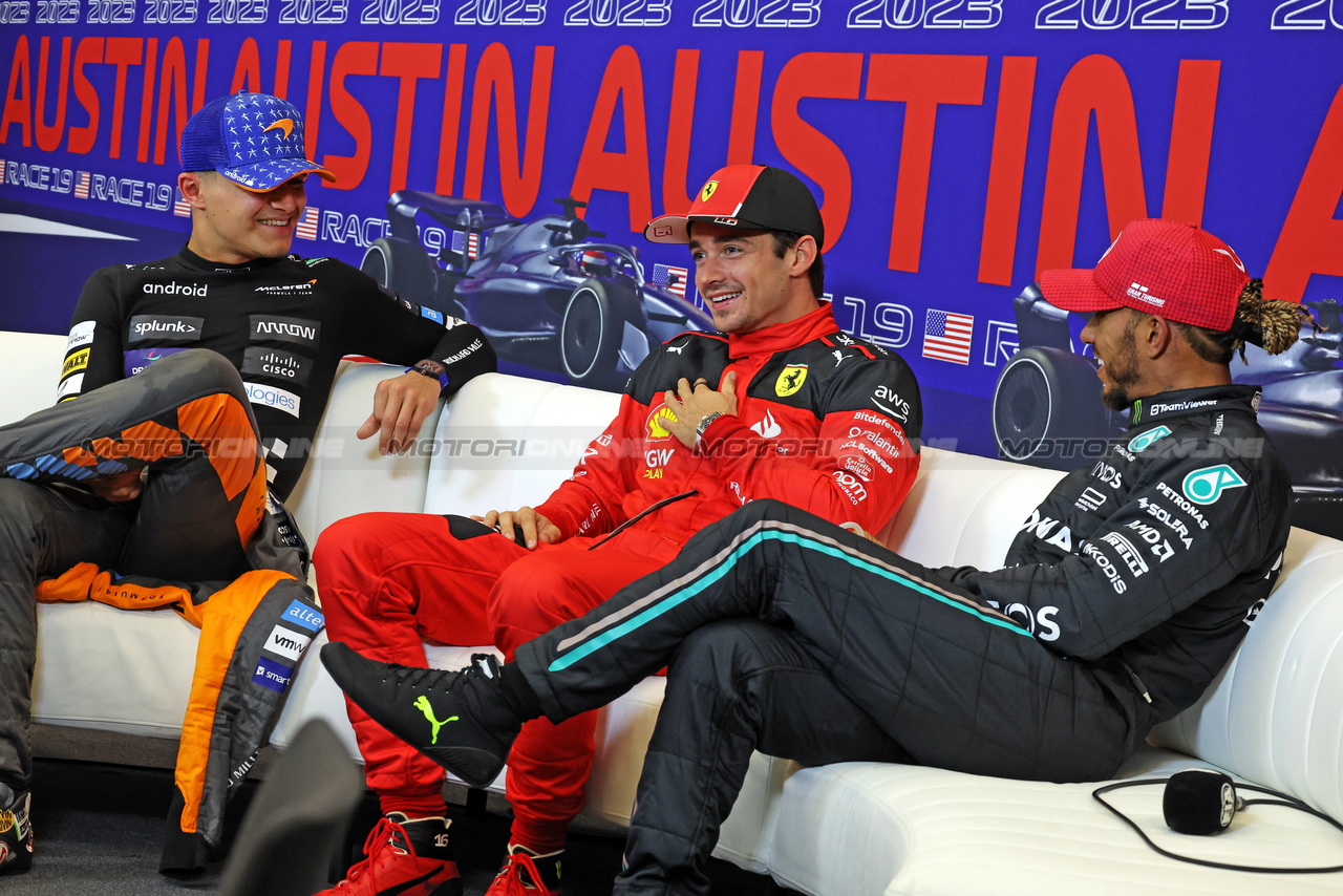 GP STATI UNITI, (L to R): Lando Norris (GBR) McLaren; Charles Leclerc (MON) Ferrari; e Lewis Hamilton (GBR) Mercedes AMG F1, in the post qualifying FIA Press Conference.

20.10.2023. Formula 1 World Championship, Rd 19, United States Grand Prix, Austin, Texas, USA, Qualifiche Day

- www.xpbimages.com, EMail: requests@xpbimages.com © Copyright: Bearne / XPB Images