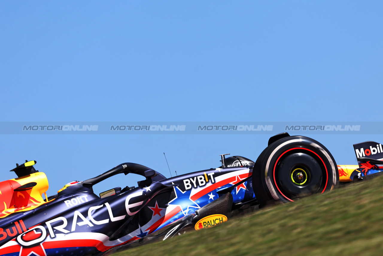 GP STATI UNITI, Sergio Perez (MEX) Red Bull Racing RB19.

20.10.2023. Formula 1 World Championship, Rd 19, United States Grand Prix, Austin, Texas, USA, Qualifiche Day

- www.xpbimages.com, EMail: requests@xpbimages.com © Copyright: Bearne / XPB Images