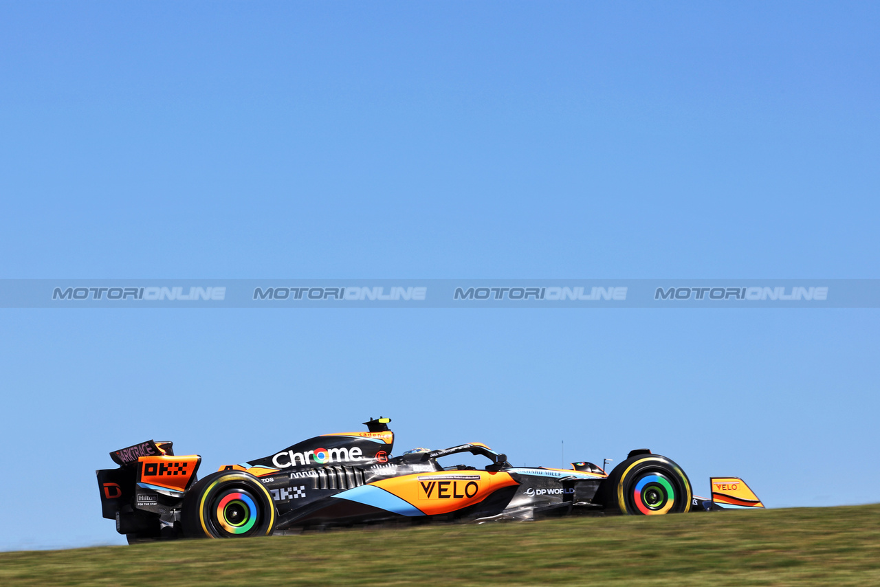 GP STATI UNITI, Lando Norris (GBR) McLaren MCL60.

20.10.2023. Formula 1 World Championship, Rd 19, United States Grand Prix, Austin, Texas, USA, Qualifiche Day

- www.xpbimages.com, EMail: requests@xpbimages.com © Copyright: Bearne / XPB Images