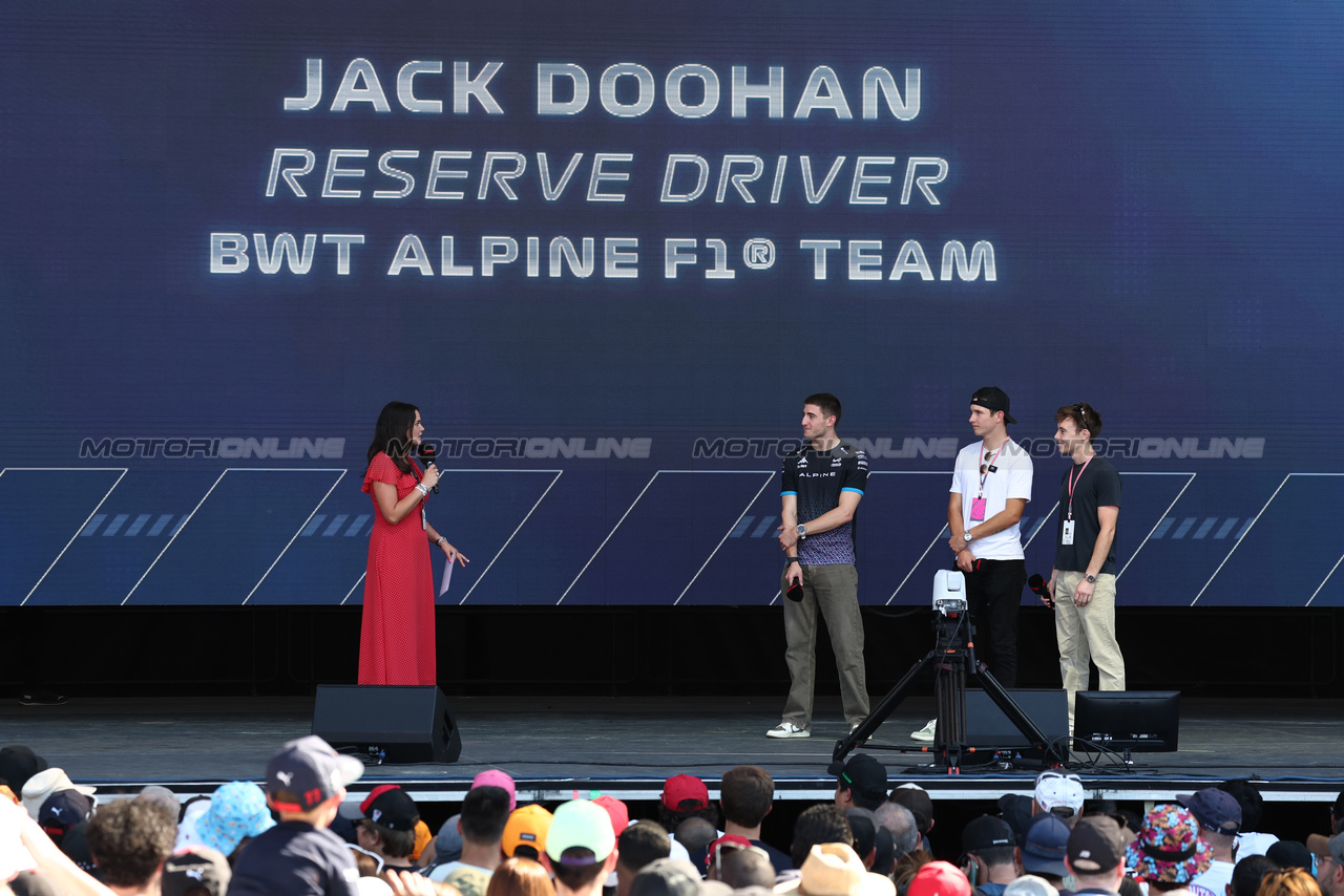 GP STATI UNITI, (L to R): Laura Winter (GBR) F1 Presenter; Jack Doohan (AUS) Alpine F1 Team Reserve Driver; Christian Lundgaard (DEN) IndyCar Driver e Marcus Armstrong (NZL) IndyCar Driver on the FanZone Stage.

20.10.2023. Formula 1 World Championship, Rd 19, United States Grand Prix, Austin, Texas, USA, Qualifiche Day

- www.xpbimages.com, EMail: requests@xpbimages.com © Copyright: Moy / XPB Images