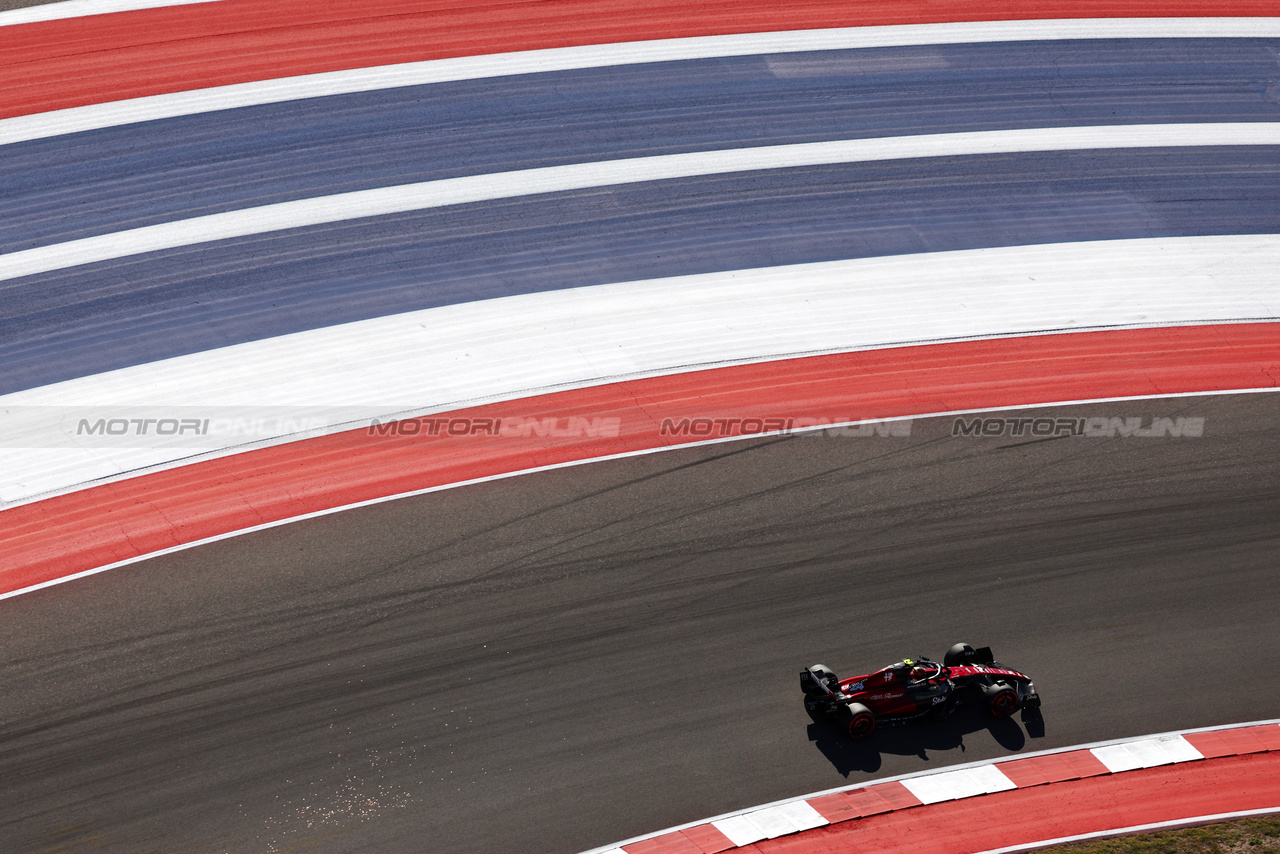 GP STATI UNITI, Zhou Guanyu (CHN) Alfa Romeo F1 Team C43.

20.10.2023. Formula 1 World Championship, Rd 19, United States Grand Prix, Austin, Texas, USA, Qualifiche Day

 - www.xpbimages.com, EMail: requests@xpbimages.com © Copyright: Coates / XPB Images