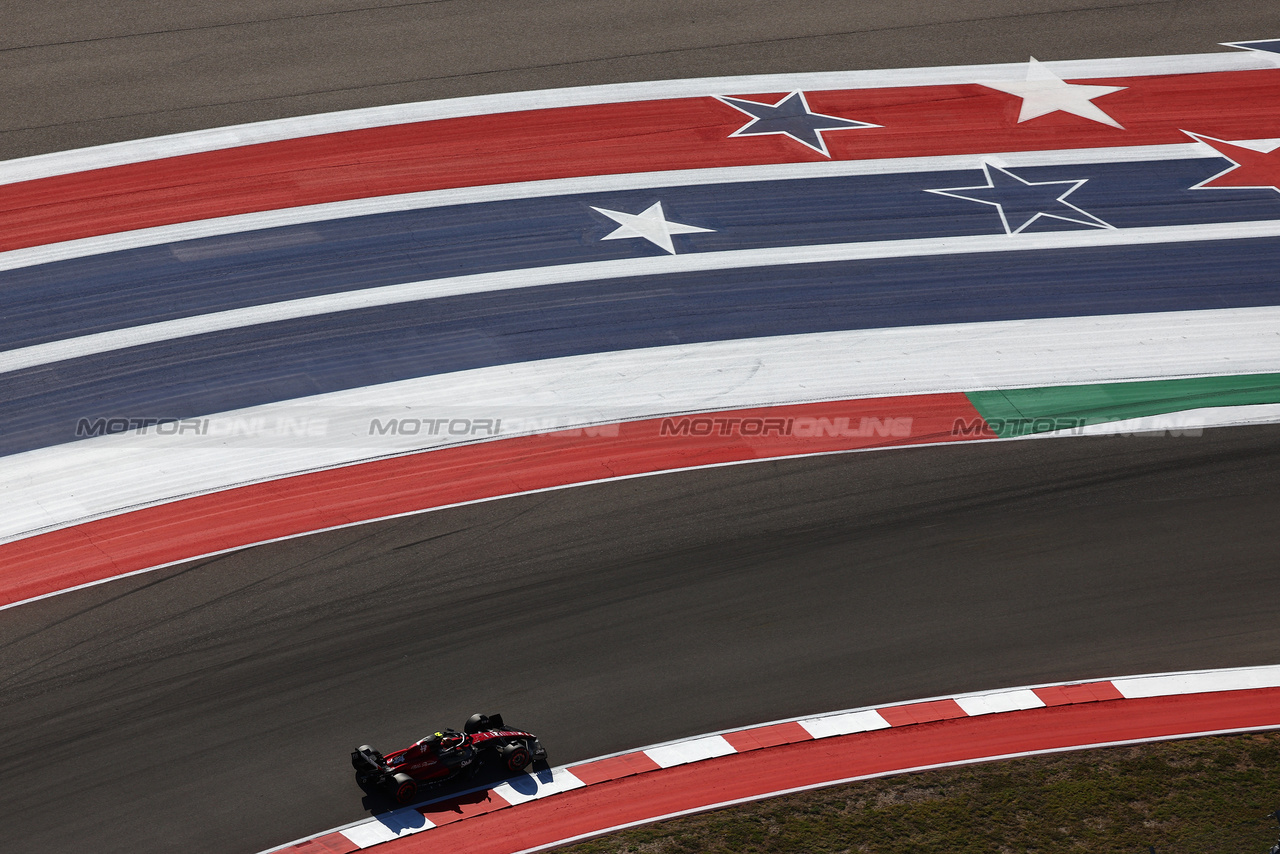 GP STATI UNITI, Zhou Guanyu (CHN) Alfa Romeo F1 Team C43.

20.10.2023. Formula 1 World Championship, Rd 19, United States Grand Prix, Austin, Texas, USA, Qualifiche Day

 - www.xpbimages.com, EMail: requests@xpbimages.com © Copyright: Coates / XPB Images