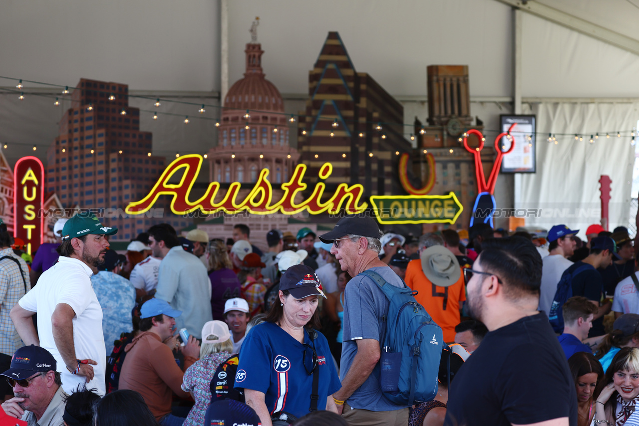 GP STATI UNITI, Circuit Atmosfera - fans.

20.10.2023. Formula 1 World Championship, Rd 19, United States Grand Prix, Austin, Texas, USA, Qualifiche Day

 - www.xpbimages.com, EMail: requests@xpbimages.com © Copyright: Coates / XPB Images