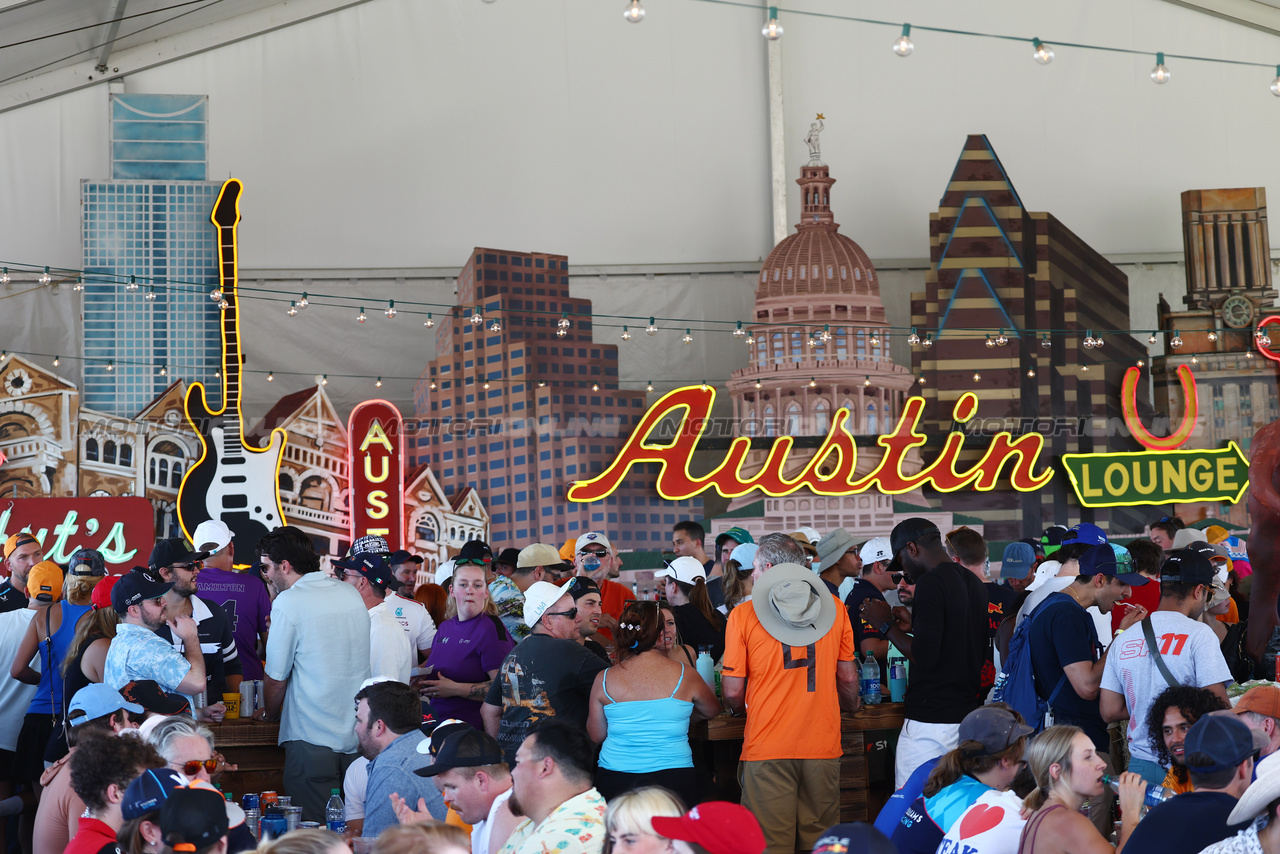 GP STATI UNITI, Circuit Atmosfera - fans.

20.10.2023. Formula 1 World Championship, Rd 19, United States Grand Prix, Austin, Texas, USA, Qualifiche Day

 - www.xpbimages.com, EMail: requests@xpbimages.com © Copyright: Coates / XPB Images