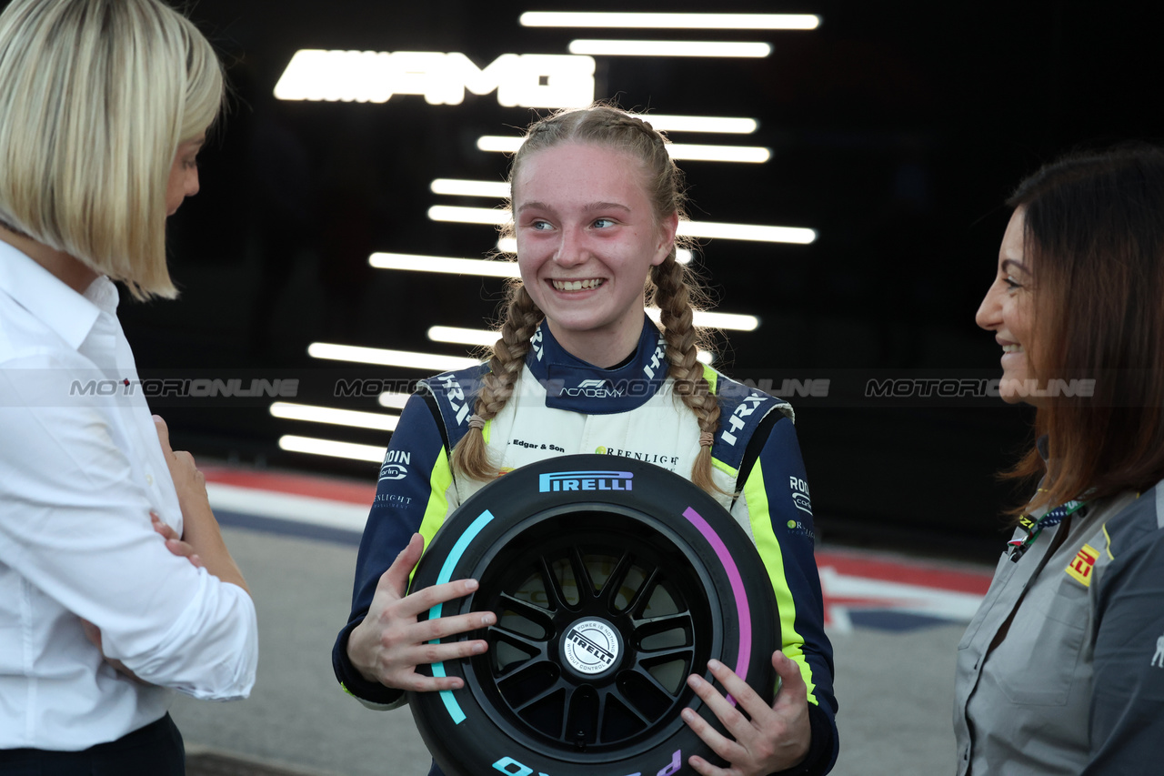 GP STATI UNITI, (L to R): Susie Wolff (GBR) F1 Academy Managing Director with Jessica Edgar (GBR) Rodin Carlin Formula Academy Driver.

20.10.2023. Formula 1 World Championship, Rd 19, United States Grand Prix, Austin, Texas, USA, Qualifiche Day

- www.xpbimages.com, EMail: requests@xpbimages.com © Copyright: Bearne / XPB Images