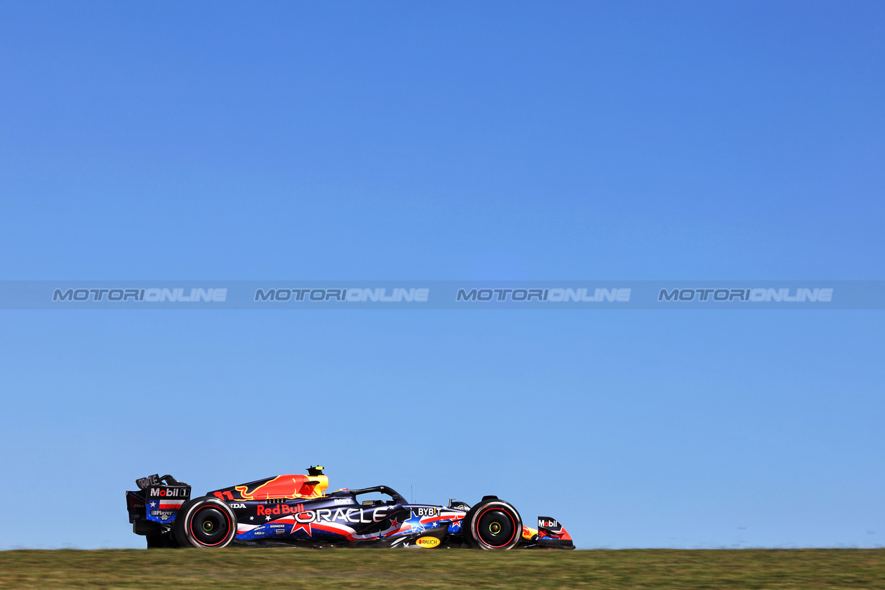 GP STATI UNITI, Sergio Perez (MEX) Red Bull Racing RB19.

20.10.2023. Formula 1 World Championship, Rd 19, United States Grand Prix, Austin, Texas, USA, Qualifiche Day

- www.xpbimages.com, EMail: requests@xpbimages.com © Copyright: Bearne / XPB Images