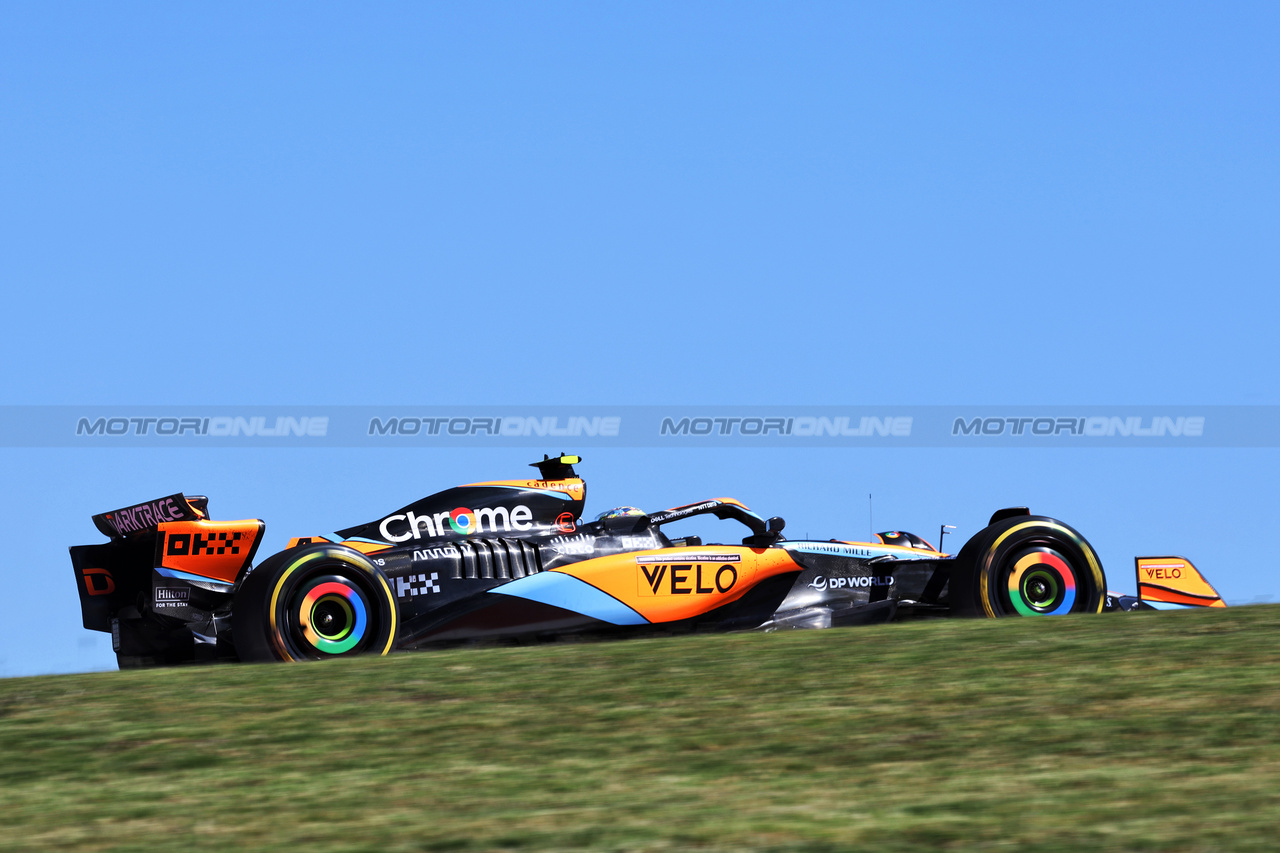 GP STATI UNITI, Lando Norris (GBR) McLaren MCL60.

20.10.2023. Formula 1 World Championship, Rd 19, United States Grand Prix, Austin, Texas, USA, Qualifiche Day

- www.xpbimages.com, EMail: requests@xpbimages.com © Copyright: Bearne / XPB Images