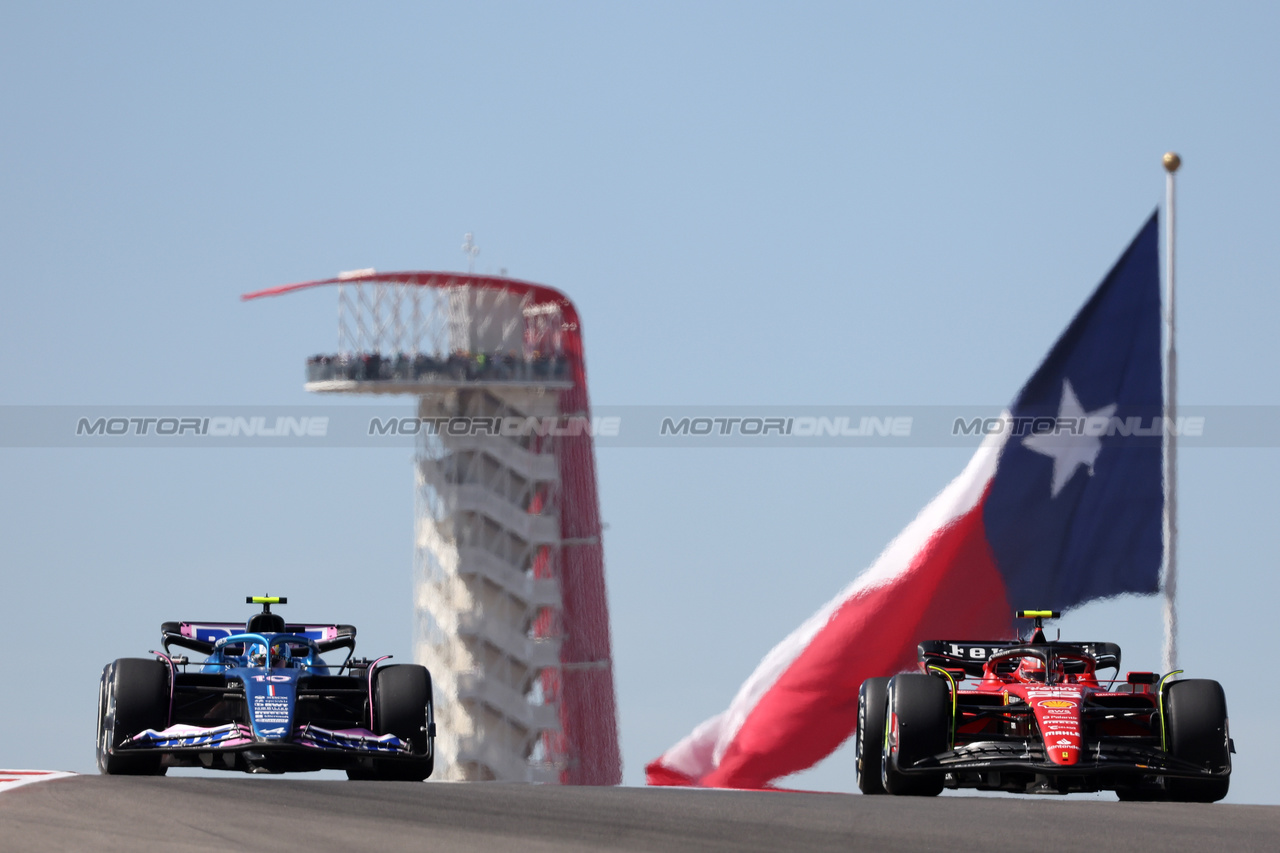 GP STATI UNITI, (L to R): Pierre Gasly (FRA) Alpine F1 Team A523 e Carlos Sainz Jr (ESP) Ferrari SF-23.

20.10.2023. Formula 1 World Championship, Rd 19, United States Grand Prix, Austin, Texas, USA, Qualifiche Day

- www.xpbimages.com, EMail: requests@xpbimages.com © Copyright: Bearne / XPB Images