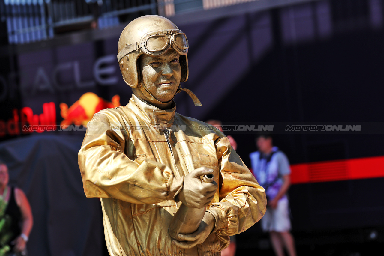 GP UNGHERIA, Paddock Atmosfera - human statue.

23.07.2023. Formula 1 World Championship, Rd 12, Hungarian Grand Prix, Budapest, Hungary, Gara Day.

- www.xpbimages.com, EMail: requests@xpbimages.com © Copyright: Moy / XPB Images