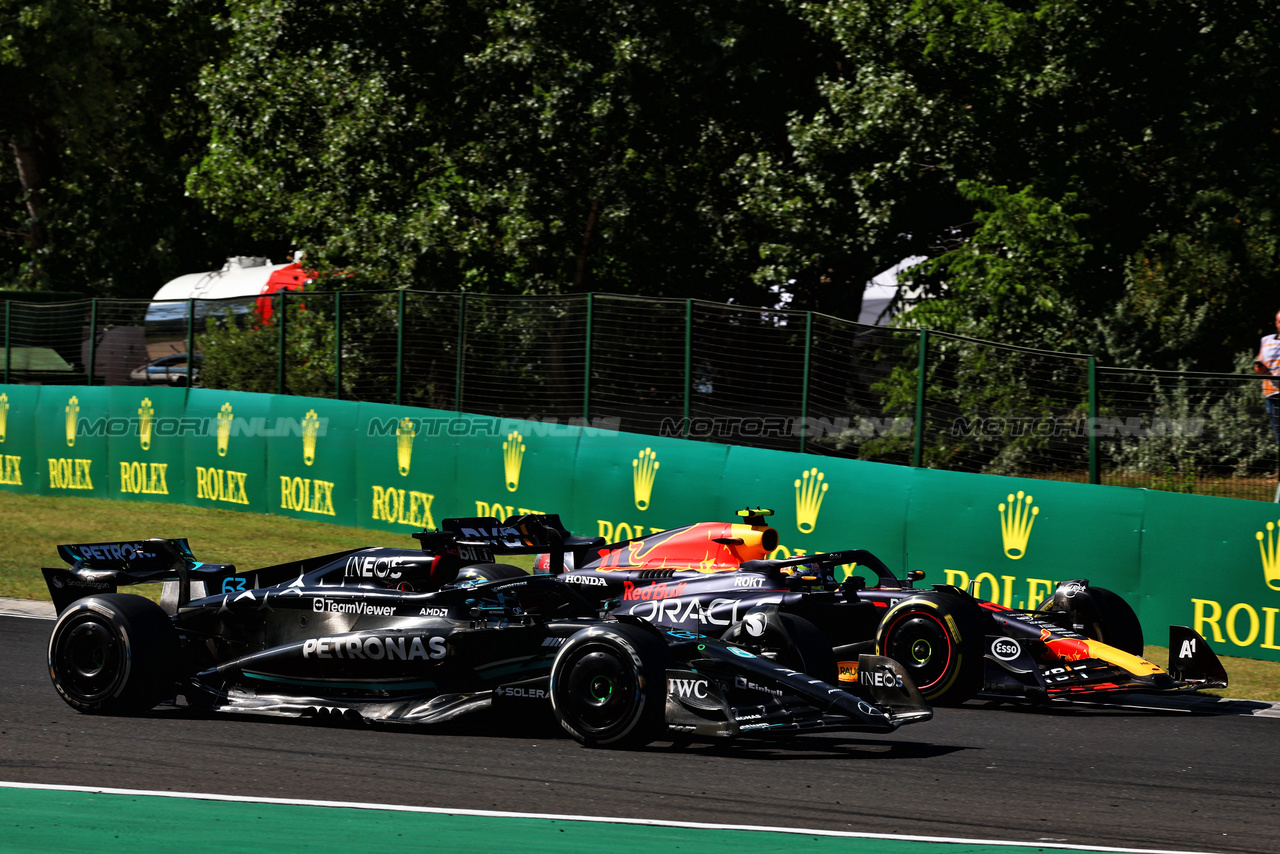 GP UNGHERIA, George Russell (GBR) Mercedes AMG F1 W14 e Sergio Perez (MEX) Red Bull Racing RB19 battle for position.

23.07.2023. Formula 1 World Championship, Rd 12, Hungarian Grand Prix, Budapest, Hungary, Gara Day.

 - www.xpbimages.com, EMail: requests@xpbimages.com © Copyright: Coates / XPB Images