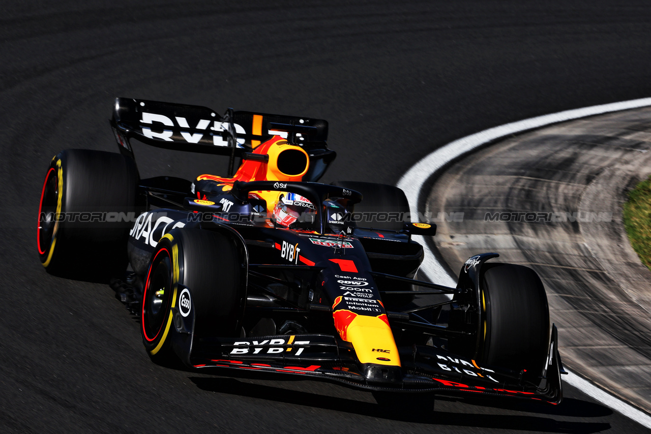 GP UNGHERIA, Max Verstappen (NLD) Red Bull Racing RB19.

23.07.2023. Formula 1 World Championship, Rd 12, Hungarian Grand Prix, Budapest, Hungary, Gara Day.

 - www.xpbimages.com, EMail: requests@xpbimages.com © Copyright: Coates / XPB Images