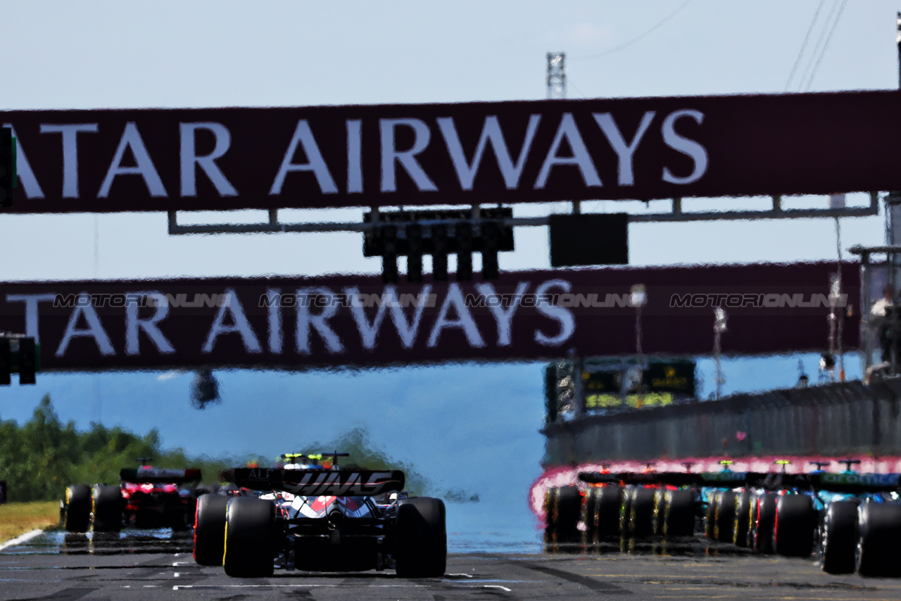 GP UNGHERIA, Kevin Magnussen (DEN) Haas VF-23 at the partenza of the race.

23.07.2023. Formula 1 World Championship, Rd 12, Hungarian Grand Prix, Budapest, Hungary, Gara Day.

 - www.xpbimages.com, EMail: requests@xpbimages.com © Copyright: Coates / XPB Images