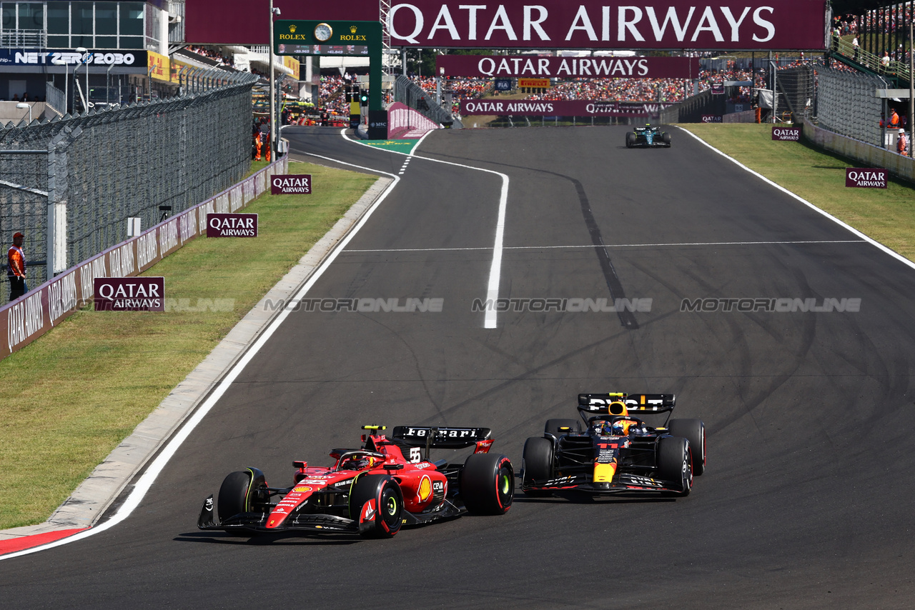 GP UNGHERIA, Carlos Sainz Jr (ESP) Ferrari SF-23 e Sergio Perez (MEX) Red Bull Racing RB19 battle for position.

23.07.2023. Formula 1 World Championship, Rd 12, Hungarian Grand Prix, Budapest, Hungary, Gara Day.

- www.xpbimages.com, EMail: requests@xpbimages.com © Copyright: Charniaux / XPB Images