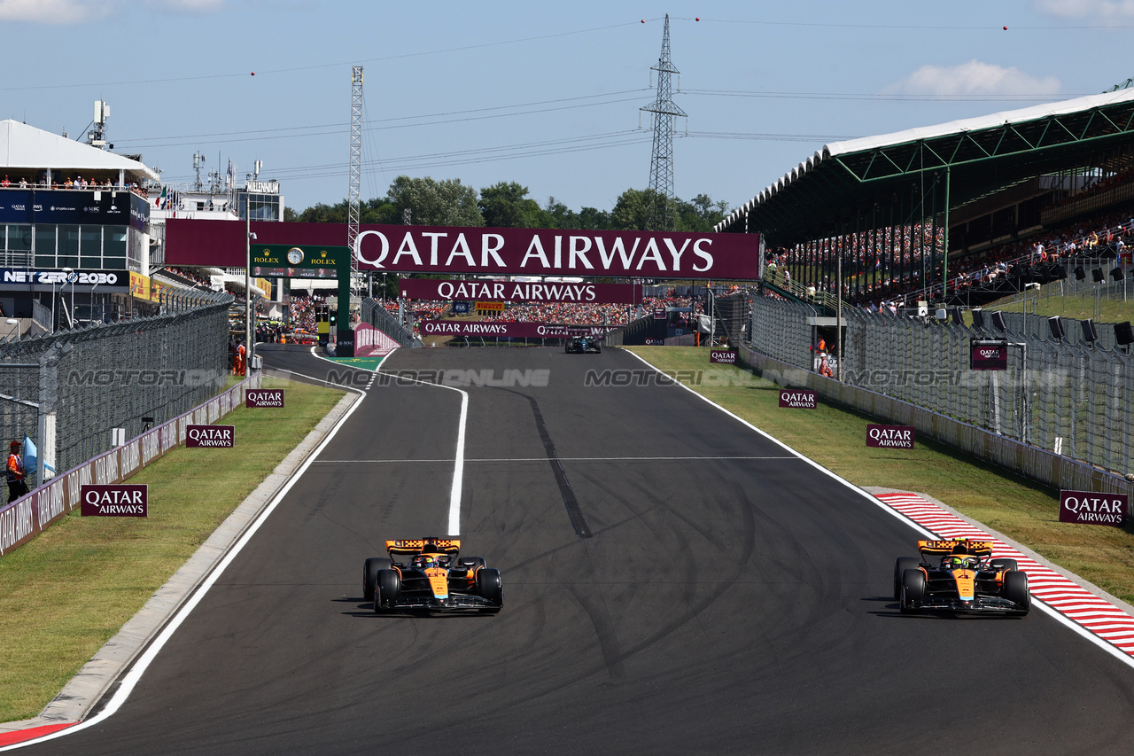 GP UNGHERIA, Oscar Piastri (AUS) McLaren MCL60 e team mate Lando Norris (GBR) McLaren MCL60 battle for position.

23.07.2023. Formula 1 World Championship, Rd 12, Hungarian Grand Prix, Budapest, Hungary, Gara Day.

- www.xpbimages.com, EMail: requests@xpbimages.com © Copyright: Charniaux / XPB Images