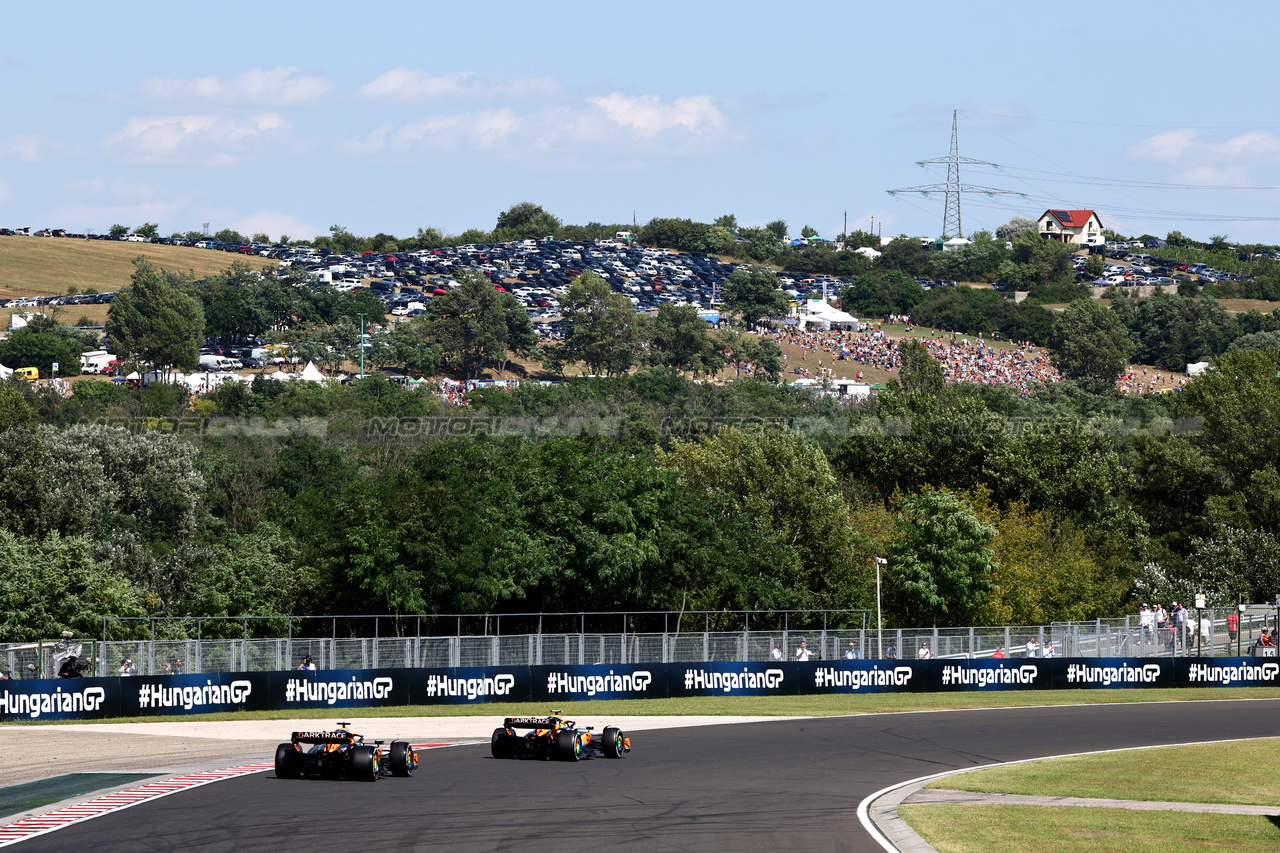 GP UNGHERIA, Oscar Piastri (AUS) McLaren MCL60 e team mate Lando Norris (GBR) McLaren MCL60 battle for position.

23.07.2023. Formula 1 World Championship, Rd 12, Hungarian Grand Prix, Budapest, Hungary, Gara Day.

- www.xpbimages.com, EMail: requests@xpbimages.com © Copyright: Charniaux / XPB Images