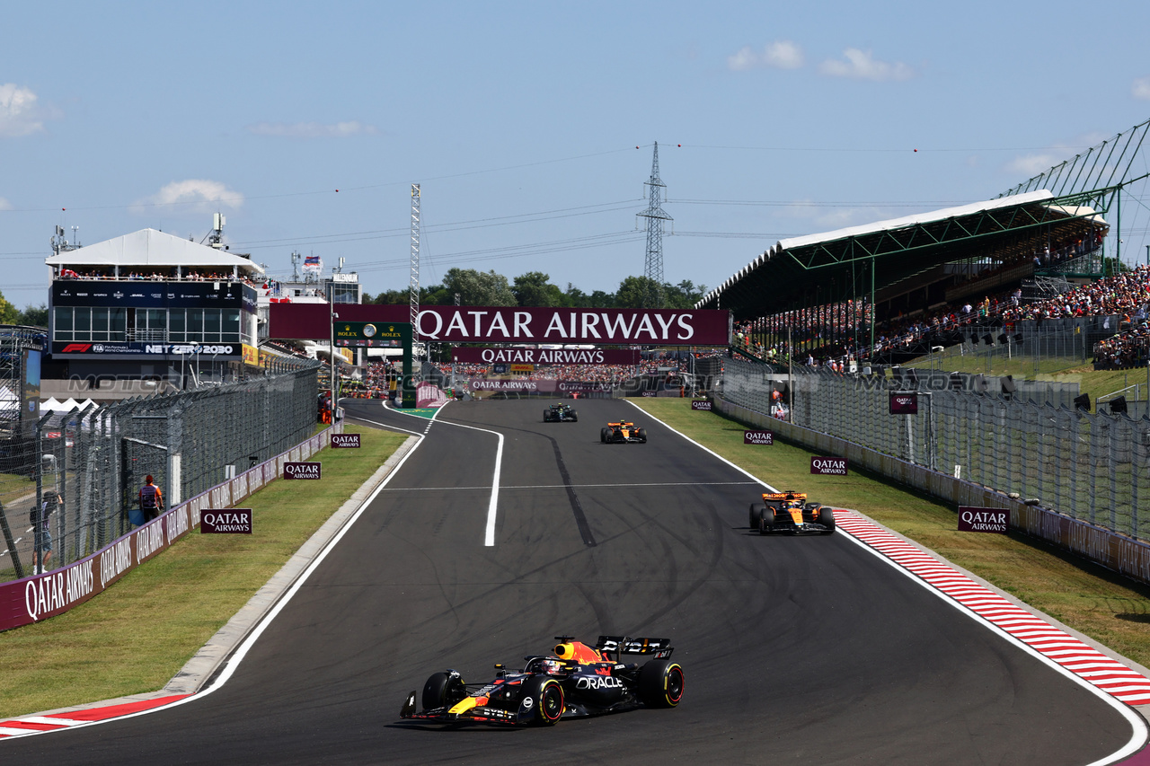 GP UNGHERIA, Max Verstappen (NLD) Red Bull Racing RB19.

23.07.2023. Formula 1 World Championship, Rd 12, Hungarian Grand Prix, Budapest, Hungary, Gara Day.

- www.xpbimages.com, EMail: requests@xpbimages.com © Copyright: Charniaux / XPB Images