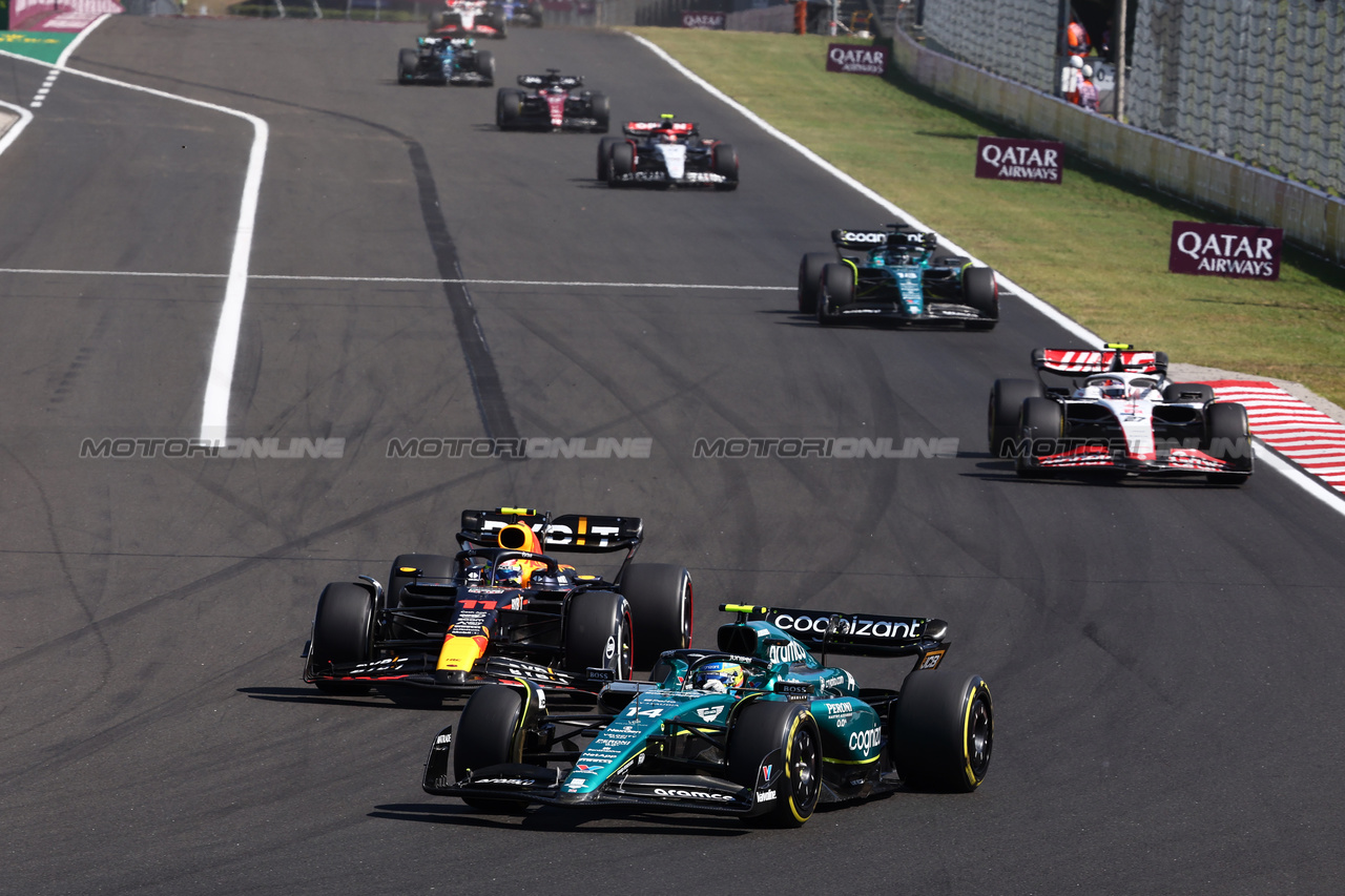 GP UNGHERIA, Fernando Alonso (ESP) Aston Martin F1 Team AMR23 e Sergio Perez (MEX) Red Bull Racing RB19 battle for position.

23.07.2023. Formula 1 World Championship, Rd 12, Hungarian Grand Prix, Budapest, Hungary, Gara Day.

- www.xpbimages.com, EMail: requests@xpbimages.com © Copyright: Charniaux / XPB Images