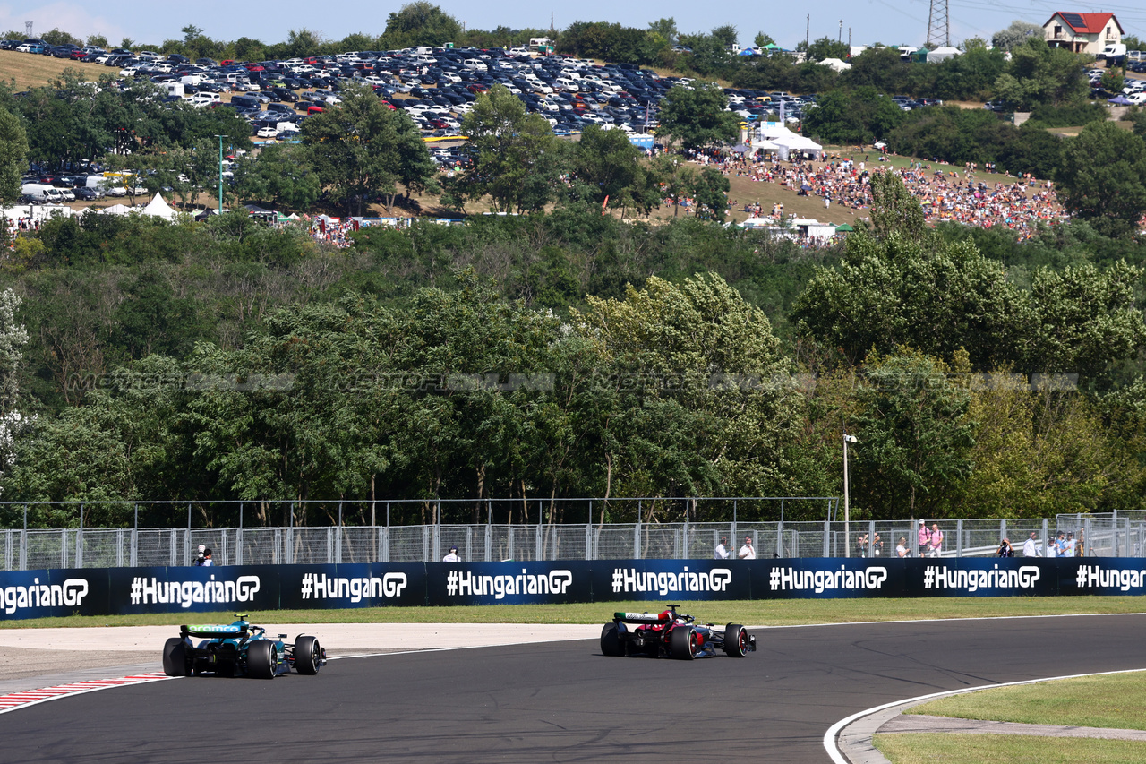 GP UNGHERIA, Valtteri Bottas (FIN) Alfa Romeo F1 Team C43 davanti a Fernando Alonso (ESP) Aston Martin F1 Team AMR23.

23.07.2023. Formula 1 World Championship, Rd 12, Hungarian Grand Prix, Budapest, Hungary, Gara Day.

- www.xpbimages.com, EMail: requests@xpbimages.com © Copyright: Charniaux / XPB Images