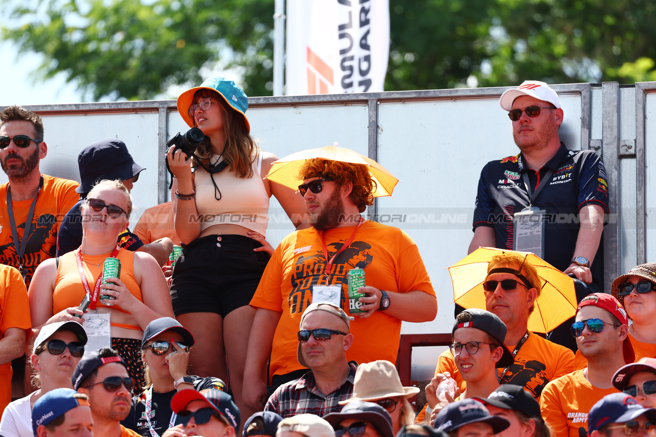 GP UNGHERIA, Circuit Atmosfera - Max Verstappen (NLD) Red Bull Racing fans in the grandstand.

23.07.2023. Formula 1 World Championship, Rd 12, Hungarian Grand Prix, Budapest, Hungary, Gara Day.

 - www.xpbimages.com, EMail: requests@xpbimages.com © Copyright: Coates / XPB Images